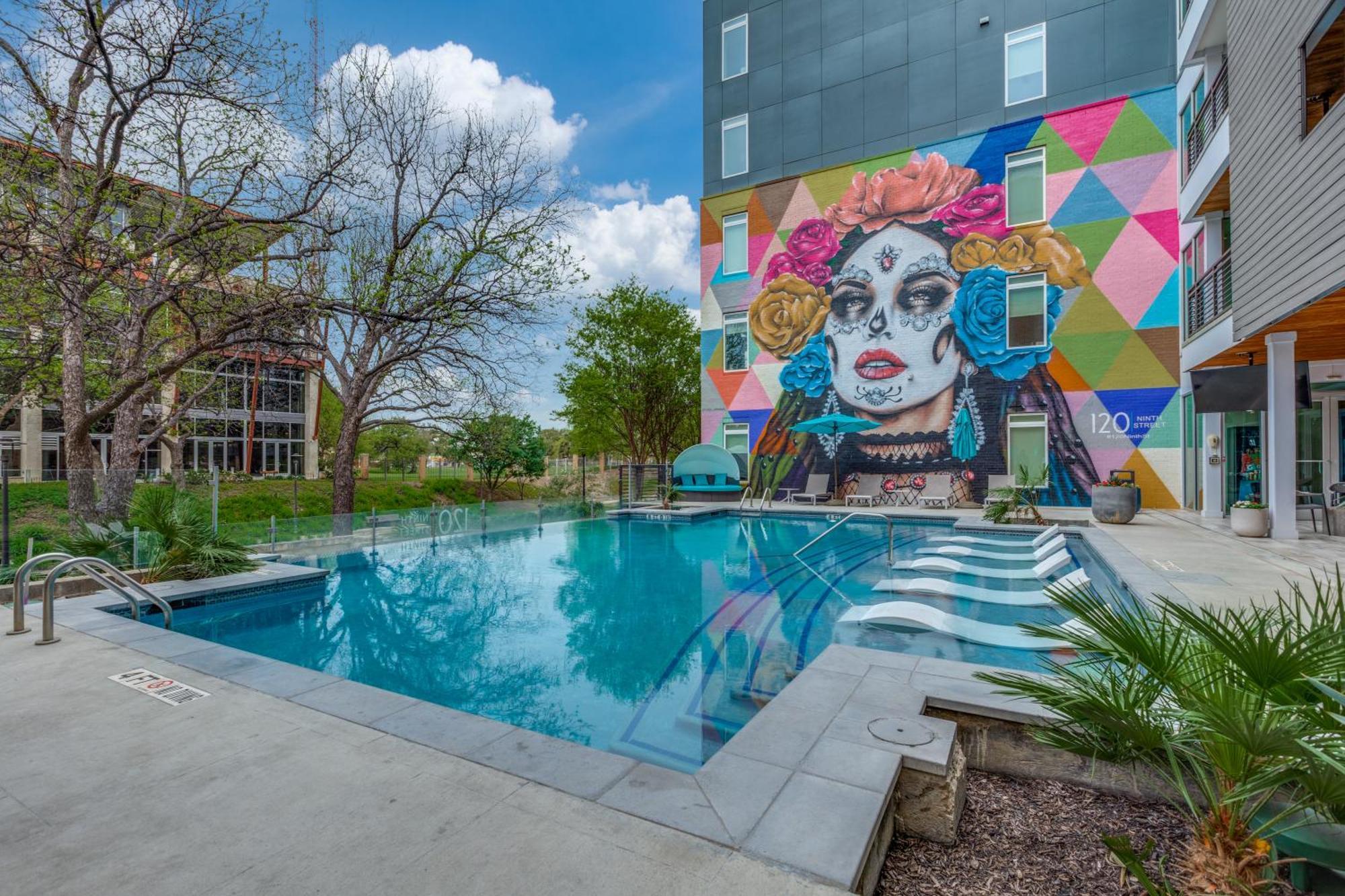 Lush Downtown On Riverwalk W King Ste, Free Parking, Pet Friendly, Centrally Located On Riverwalk San Antonio