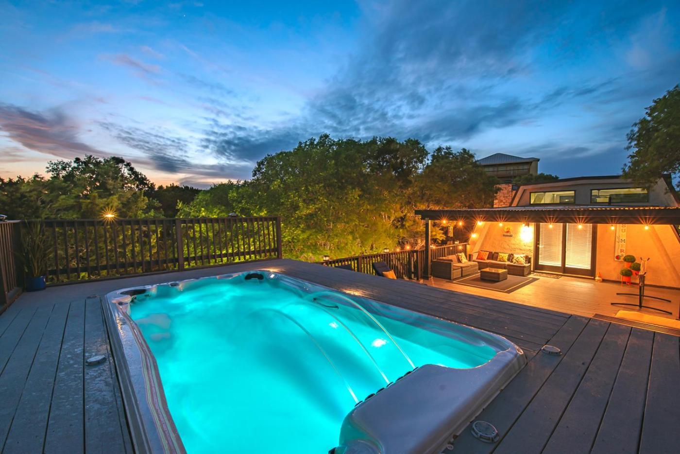 Breathtaking Roof Pool Views, Gameroom, Firepit Holiday home San Antonio