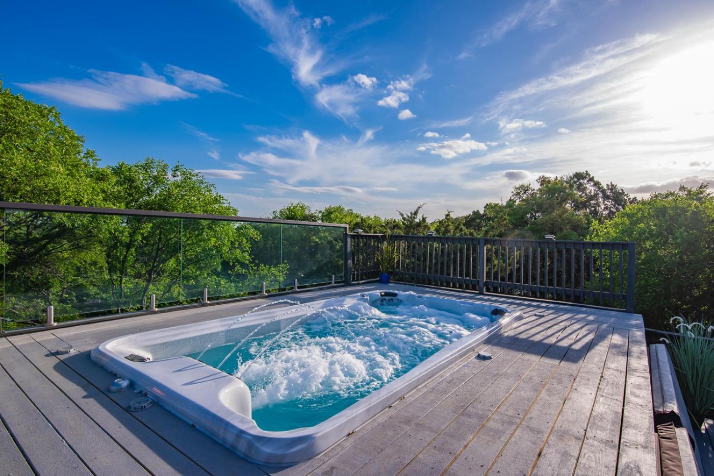 Breathtaking Roof Pool Views, Gameroom, Firepit Holiday home *