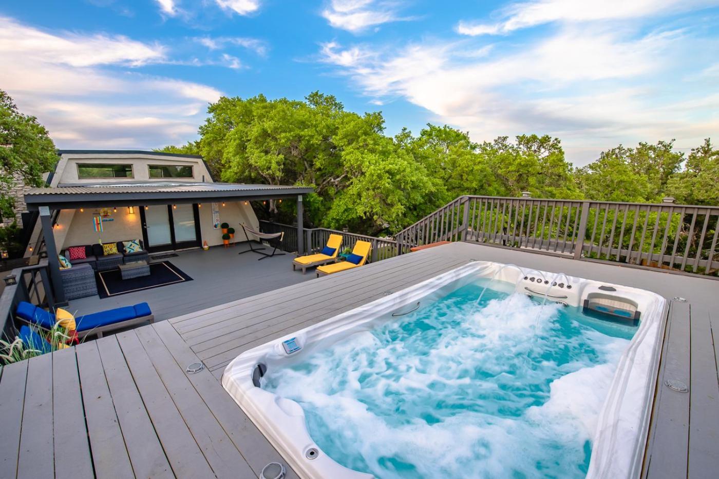 Breathtaking Roof Pool Views, Gameroom, Firepit San Antonio