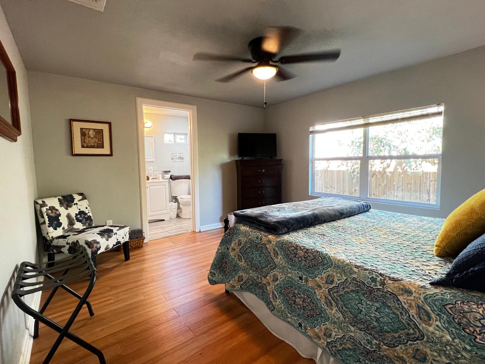 Boho Bliss- Cozy Private 2 Miles From Alamodome! *