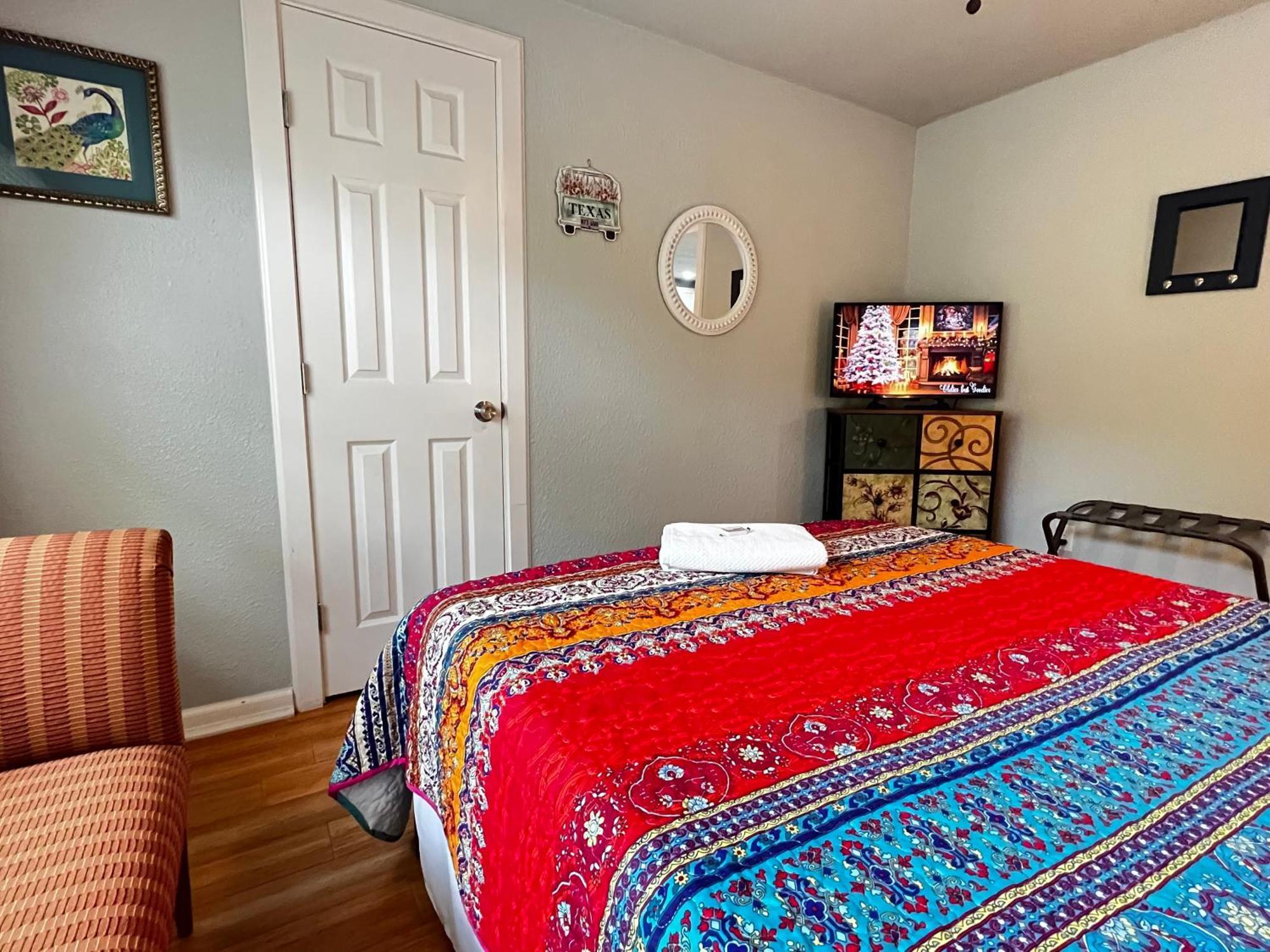 Boho Bliss- Cozy Private 2 Miles From Alamodome! * San Antonio