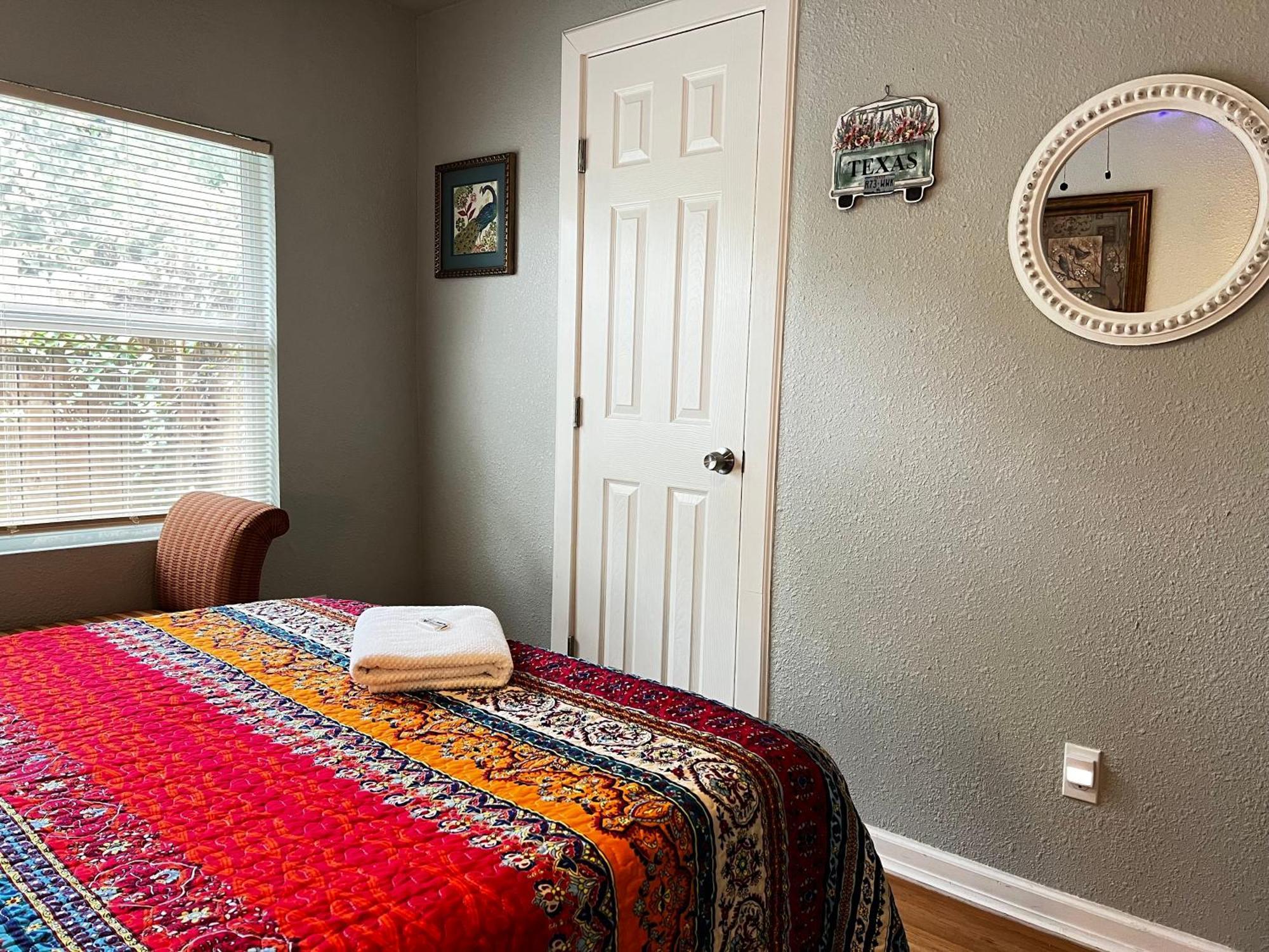 Boho Bliss- Cozy Private 2 Miles From Alamodome! Homestay *