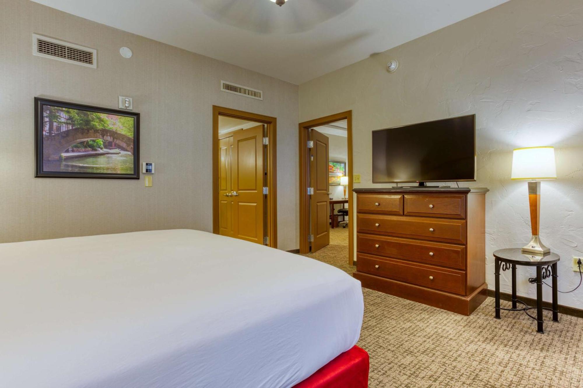 Drury Plaza Riverwalk 3*