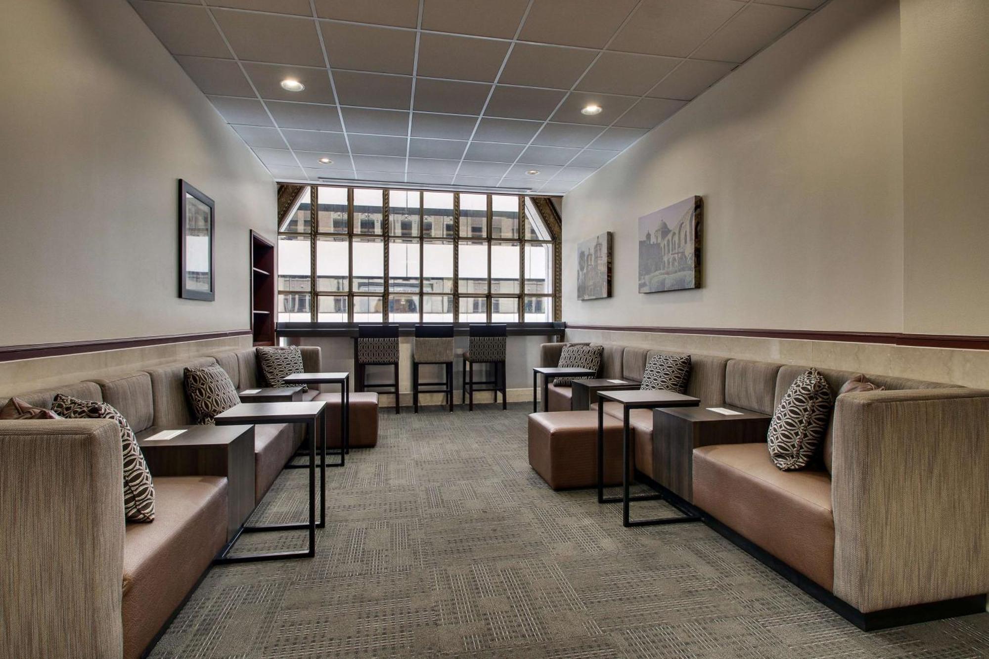Drury Plaza Riverwalk Hotel