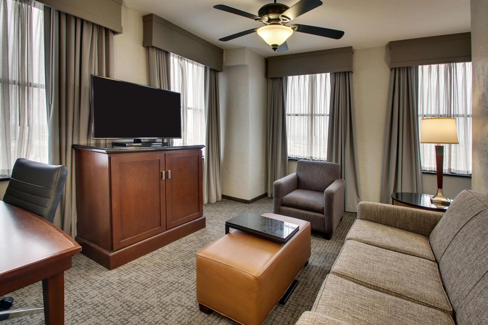 Drury Plaza Riverwalk Hotel