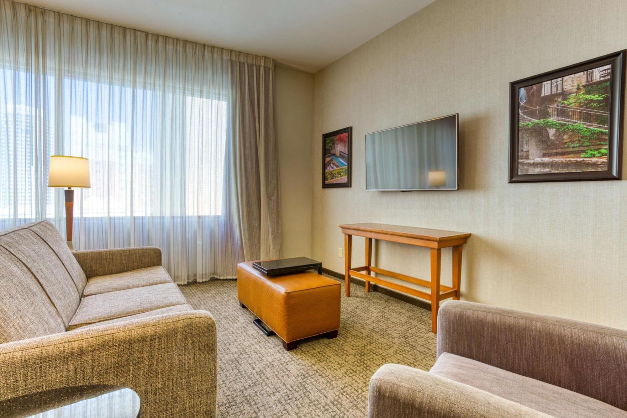 Drury Plaza Riverwalk 3*