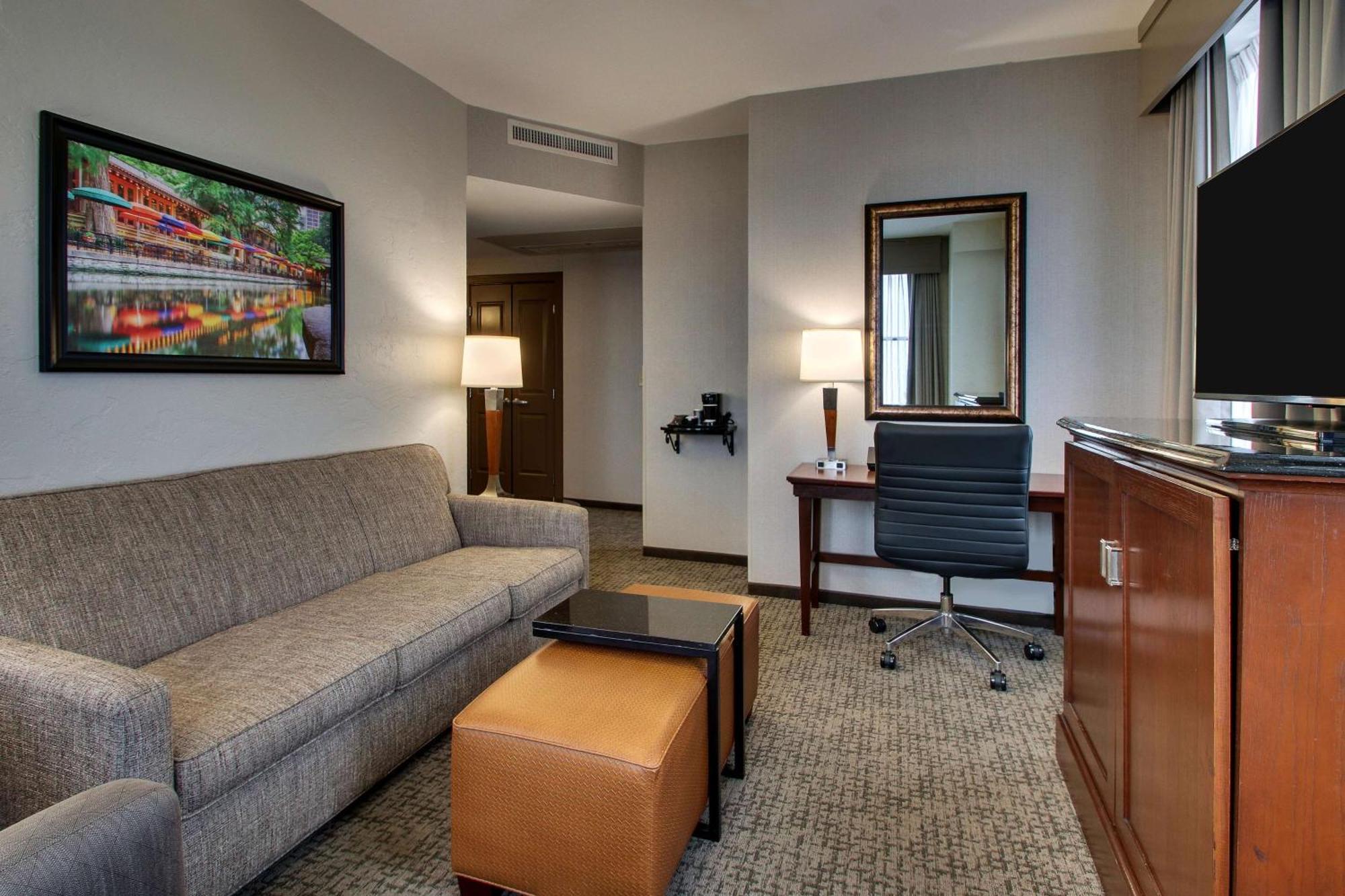 Drury Plaza Riverwalk 3*