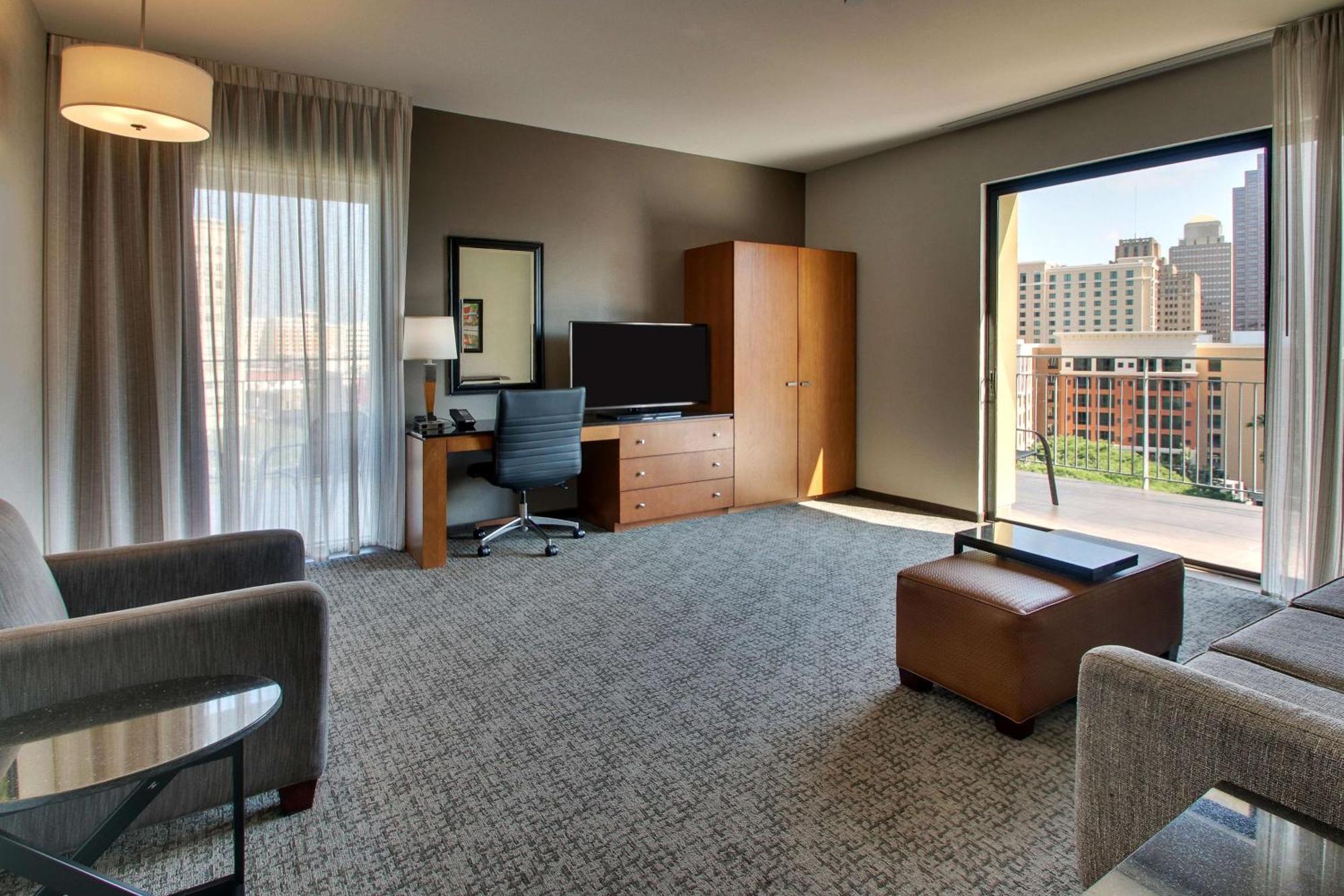 Drury Plaza Riverwalk Hotel