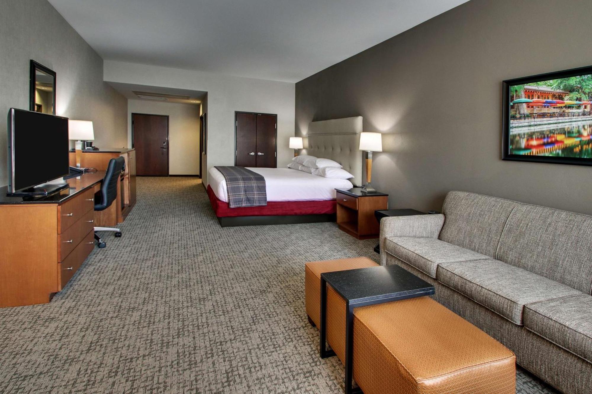 Drury Plaza Riverwalk 3*