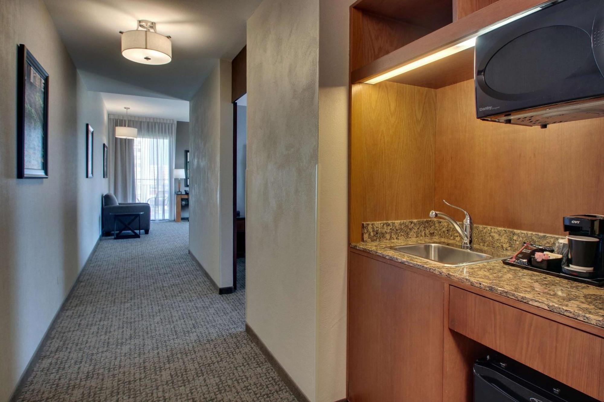 Drury Plaza Riverwalk Hotel
