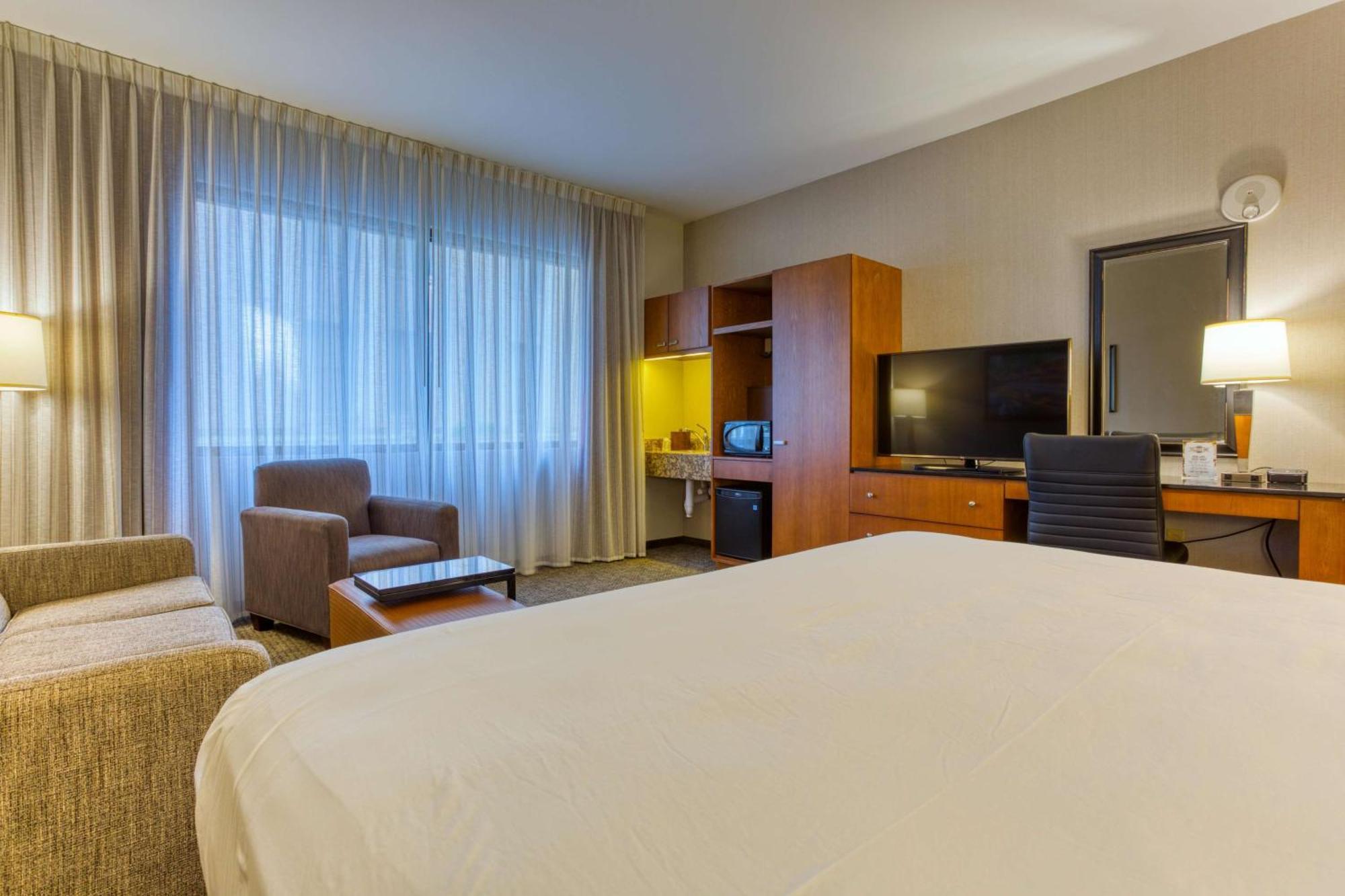 Drury Plaza Riverwalk Hotel