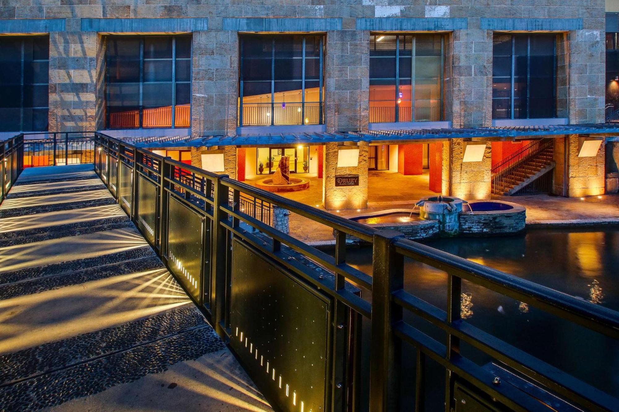 Drury Plaza Riverwalk 3*