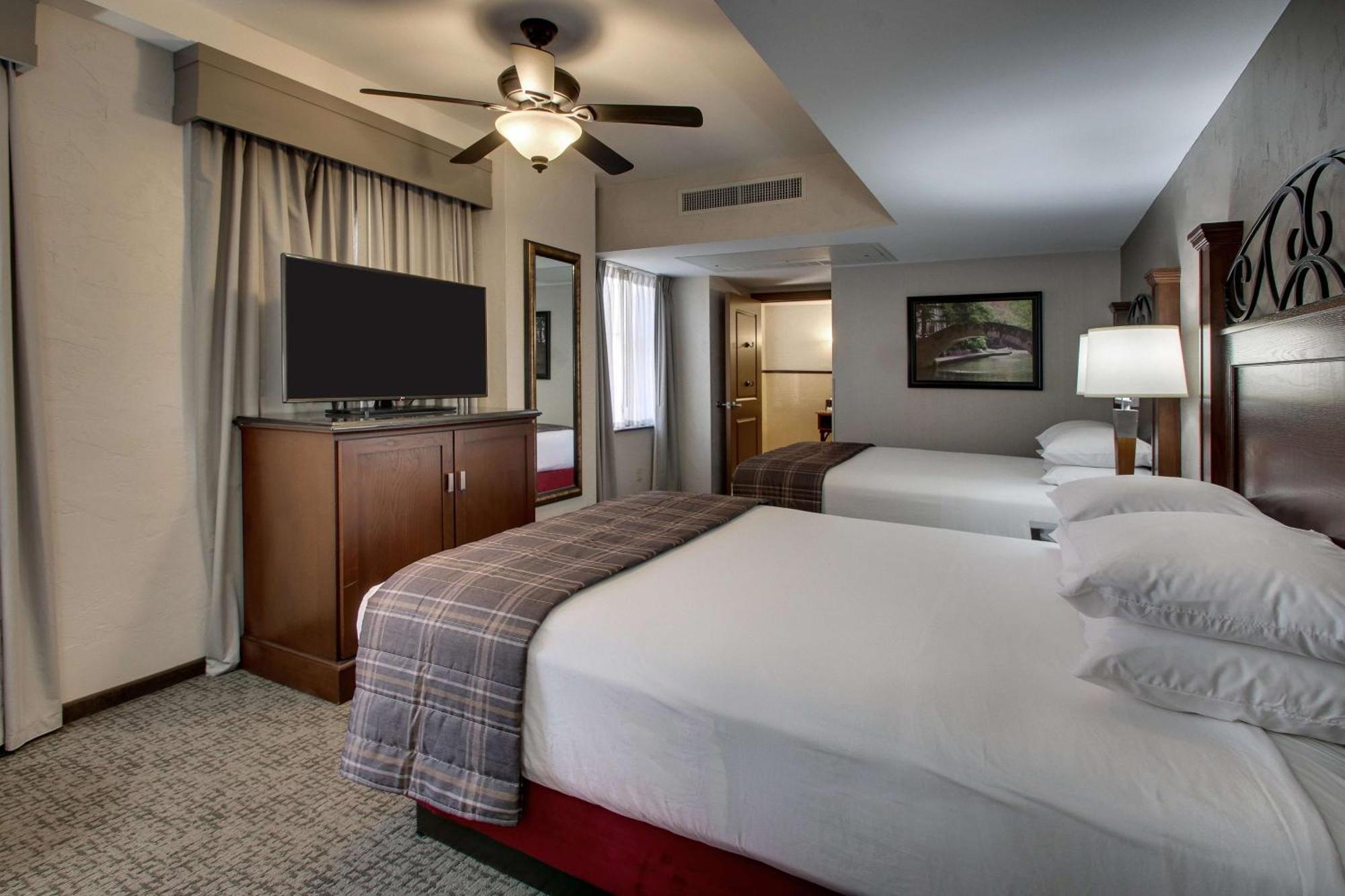 Drury Plaza Riverwalk 3*