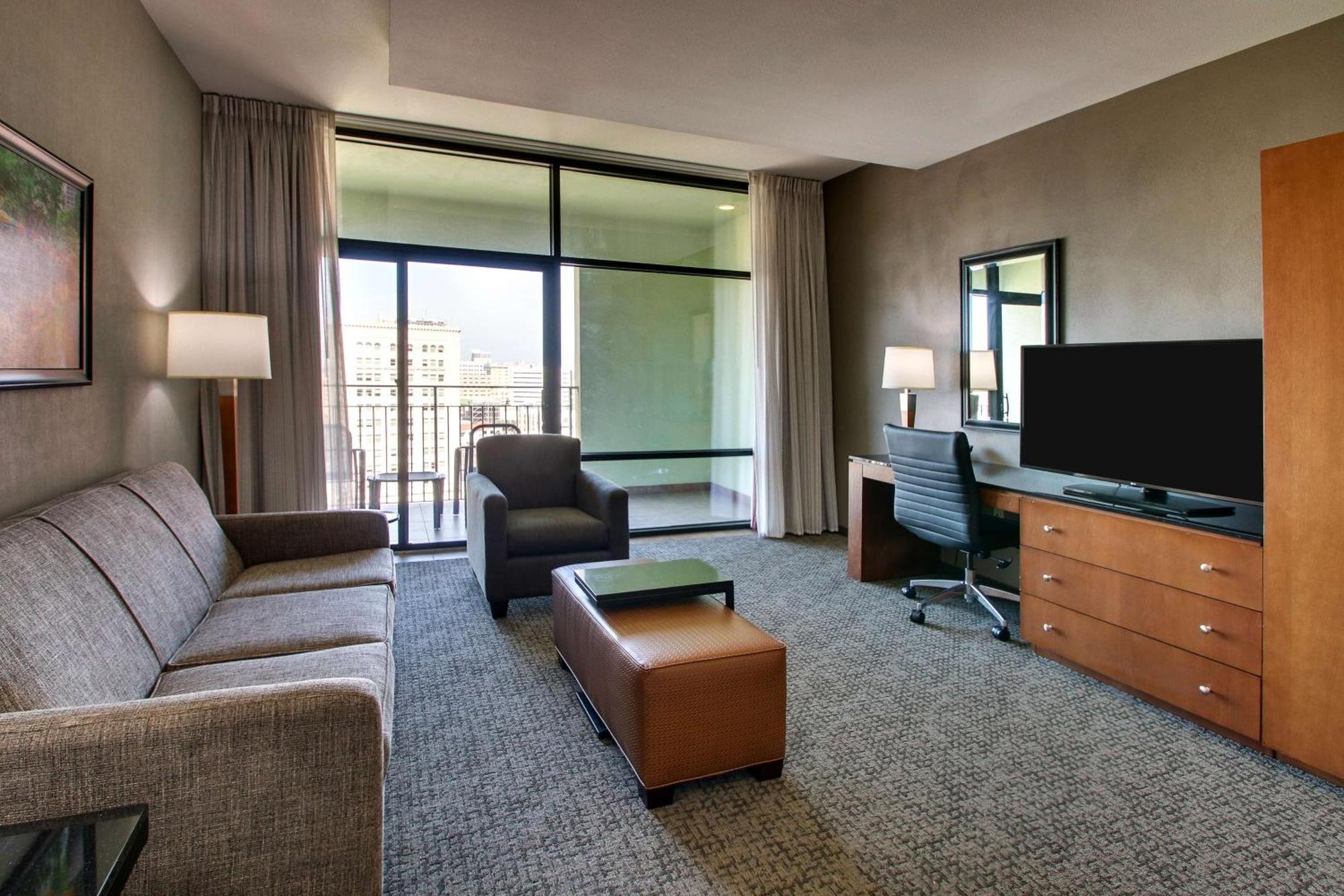 Drury Plaza Riverwalk Hotel