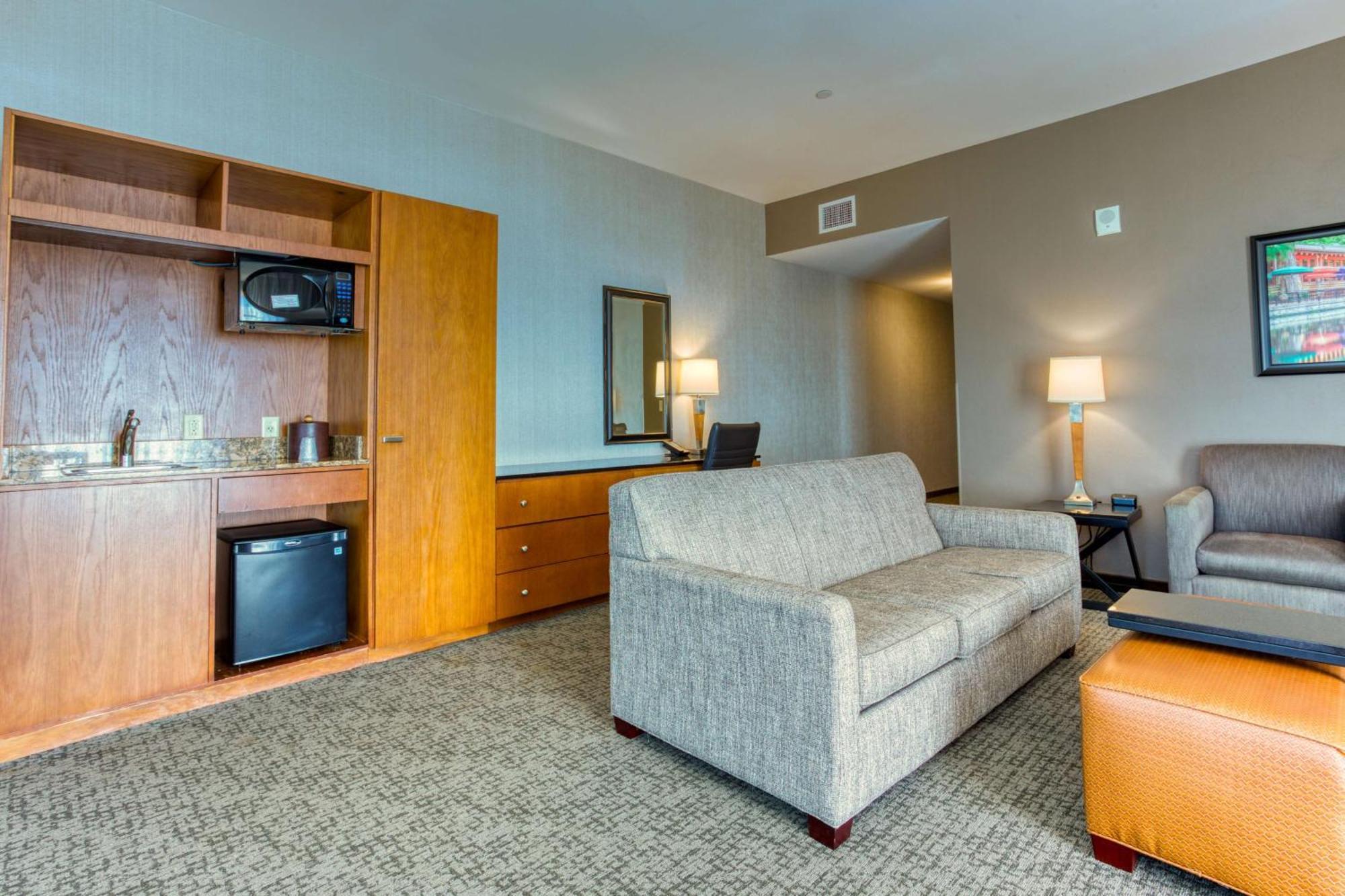 Drury Plaza Riverwalk Hotel 3*