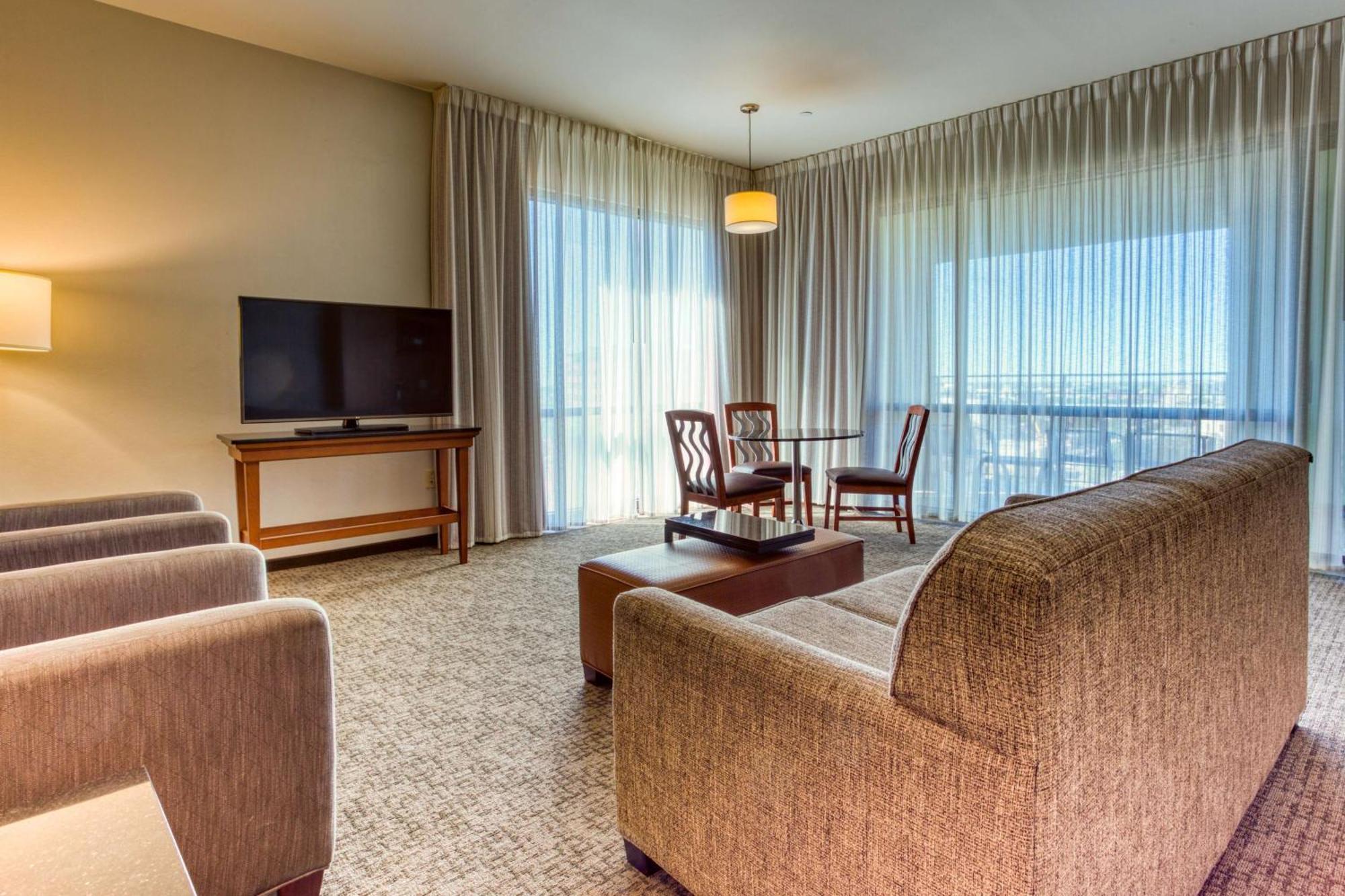 Drury Plaza Riverwalk 3*