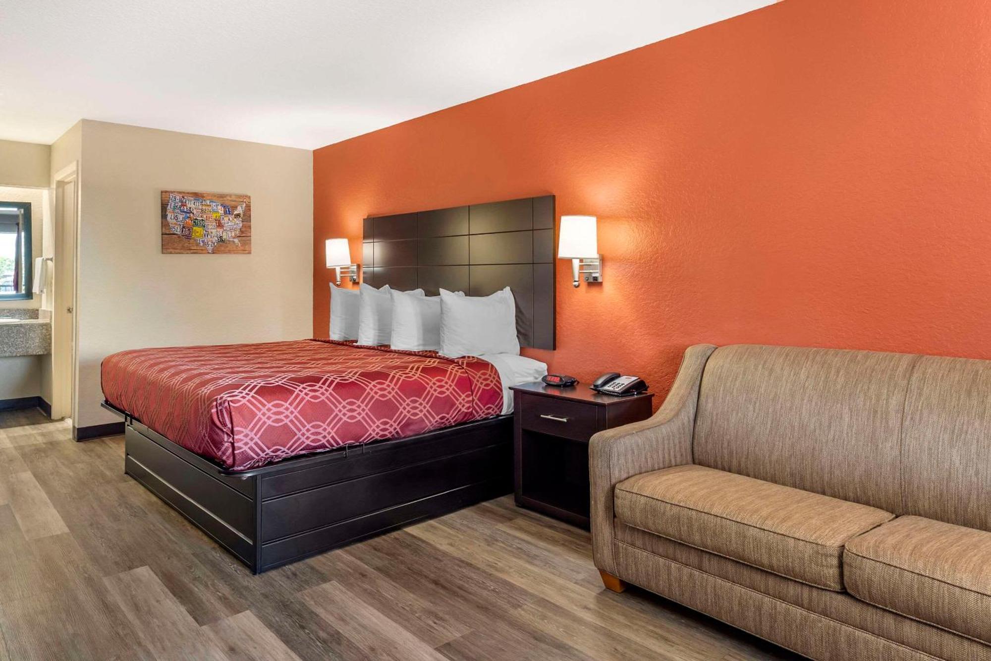 Econo Near Lackland Air Force Base-seaworld Hotel San Antonio
