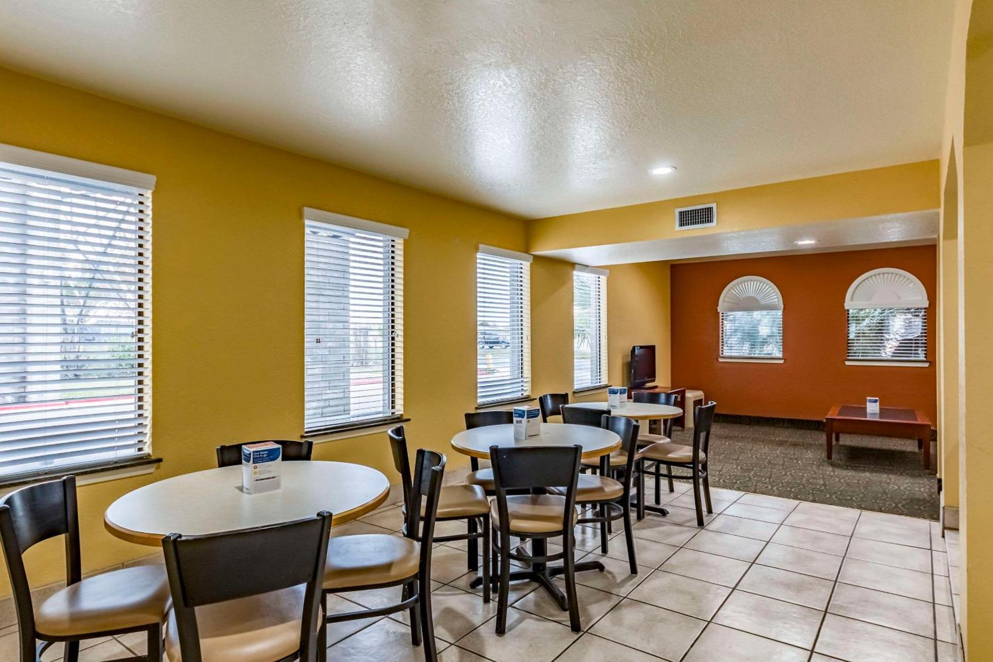 Econo Near Lackland Air Force Base-seaworld 2* San Antonio