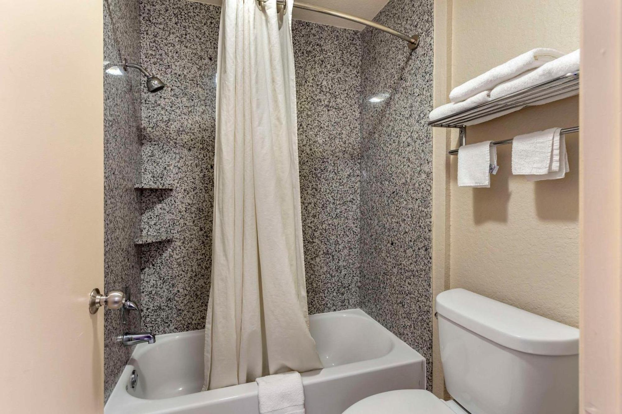 Econo Near Lackland Air Force Base-seaworld Hotel San Antonio
