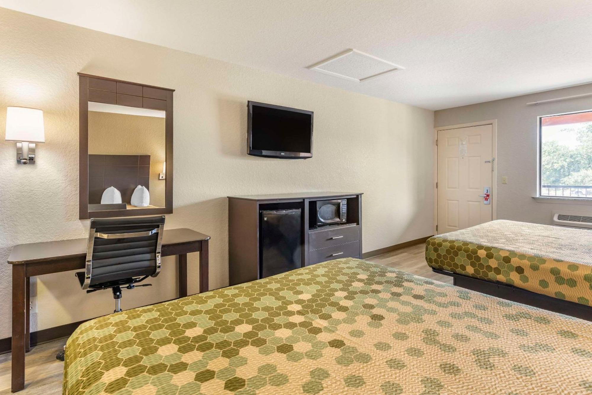 Econo Near Lackland Air Force Base-seaworld San Antonio