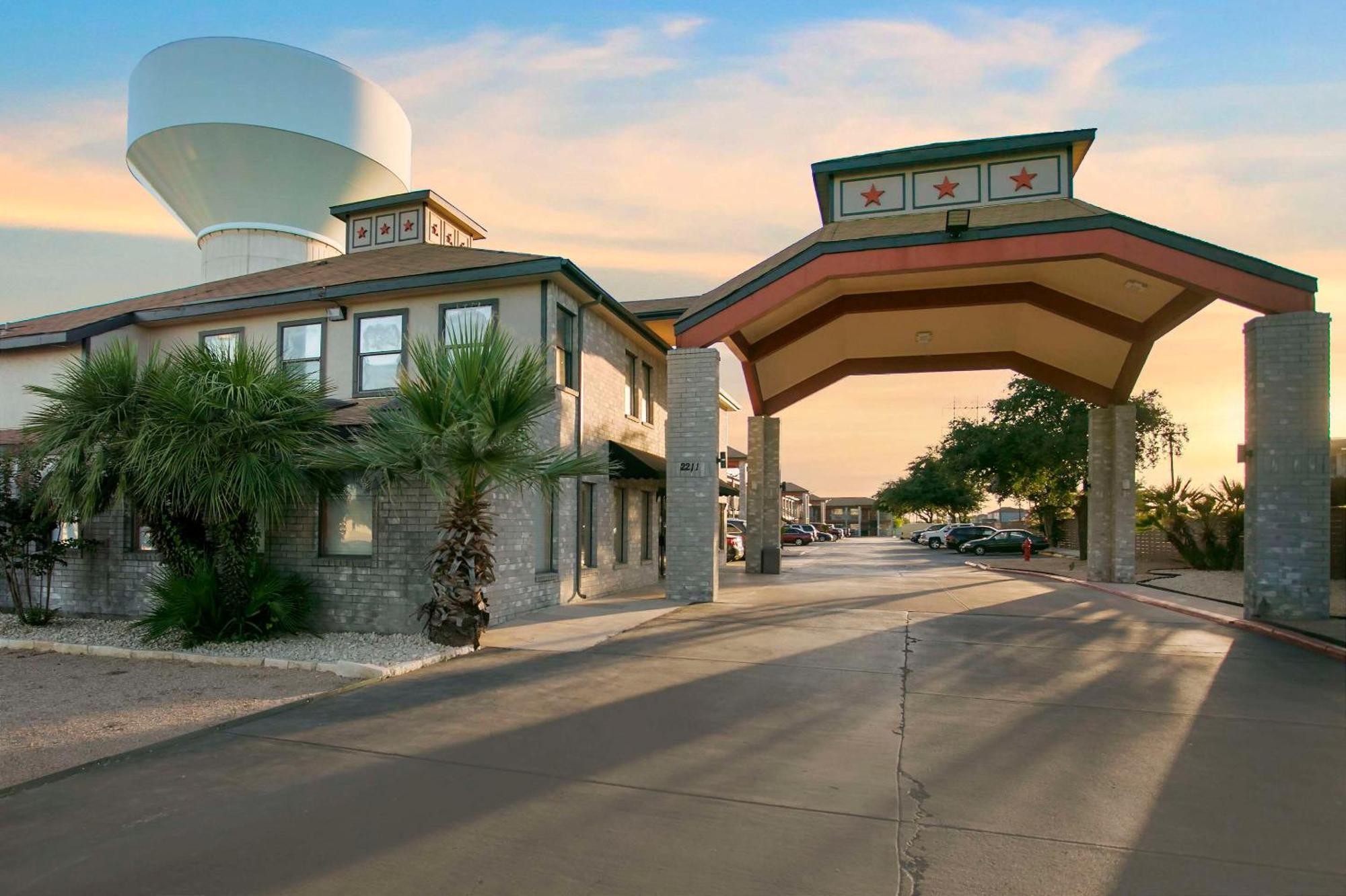Econo Near Lackland Air Force Base-seaworld 2* San Antonio
