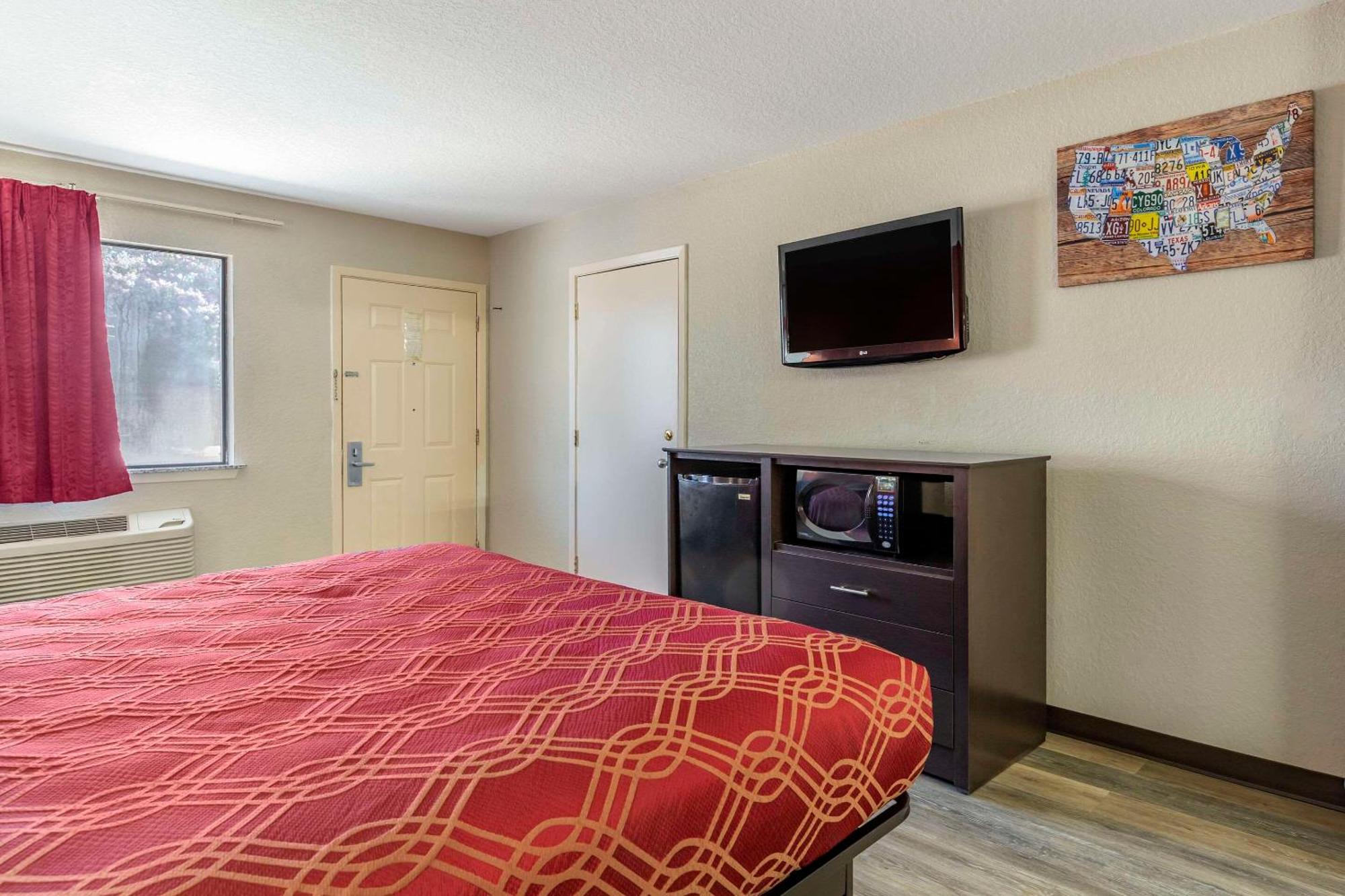 Econo Near Lackland Air Force Base-seaworld