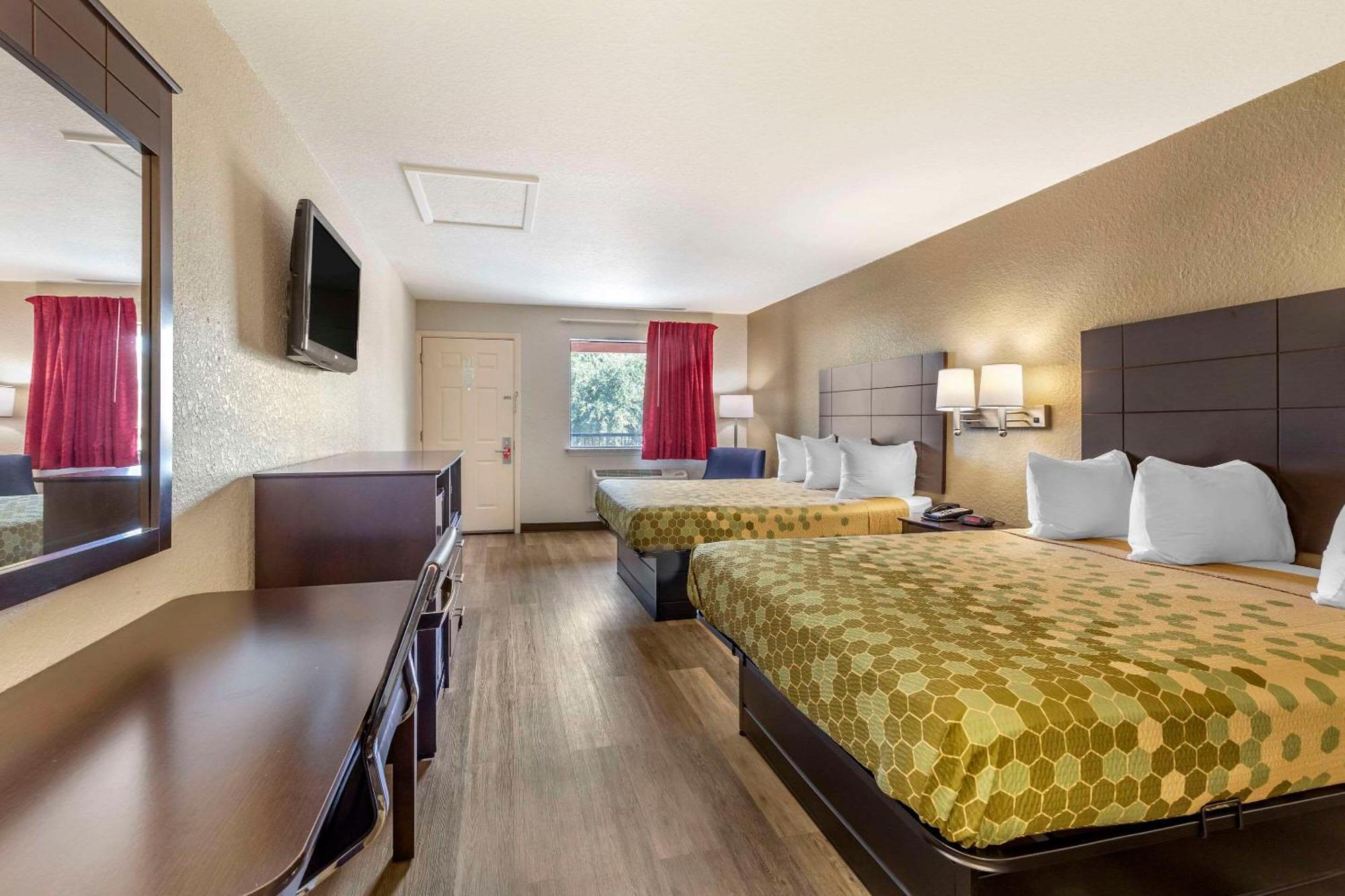 Econo Near Lackland Air Force Base-seaworld Hotel