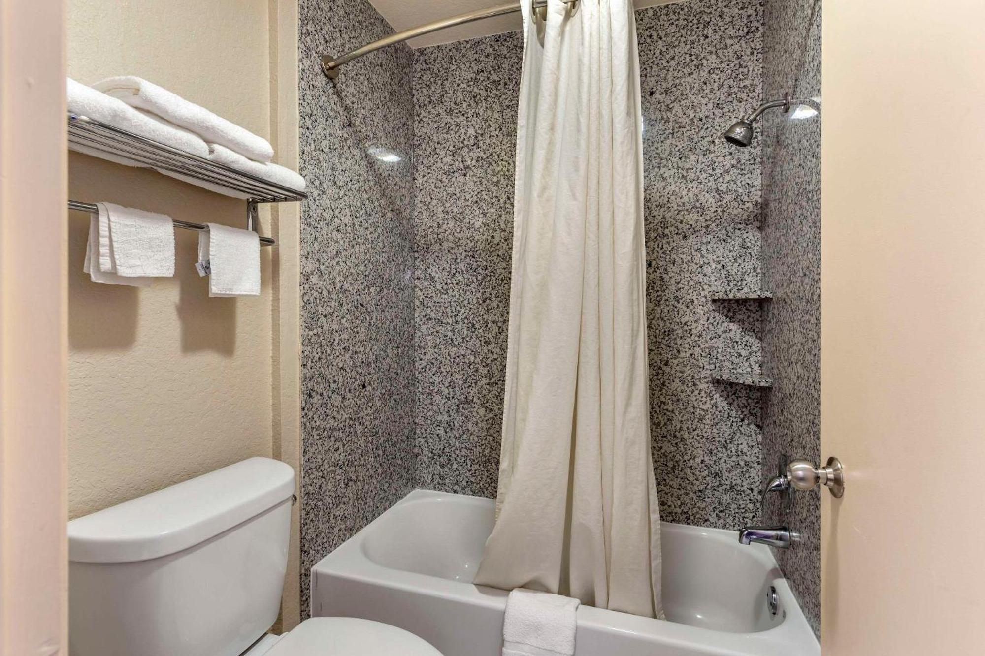 Hotel Econo Near Lackland Air Force Base-seaworld 2*