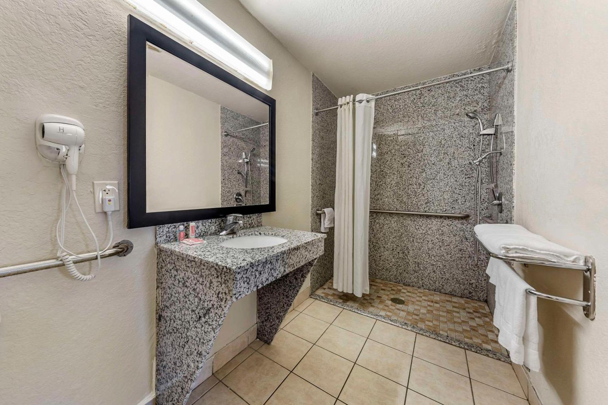 Econo Near Lackland Air Force Base-seaworld 2*