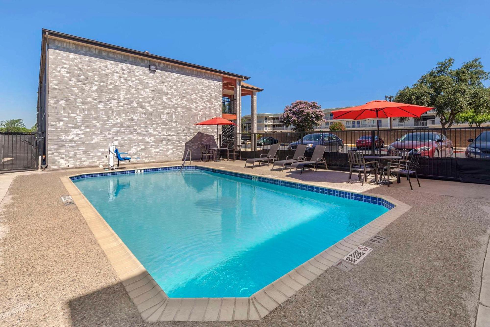 Econo Near Lackland Air Force Base-seaworld San Antonio