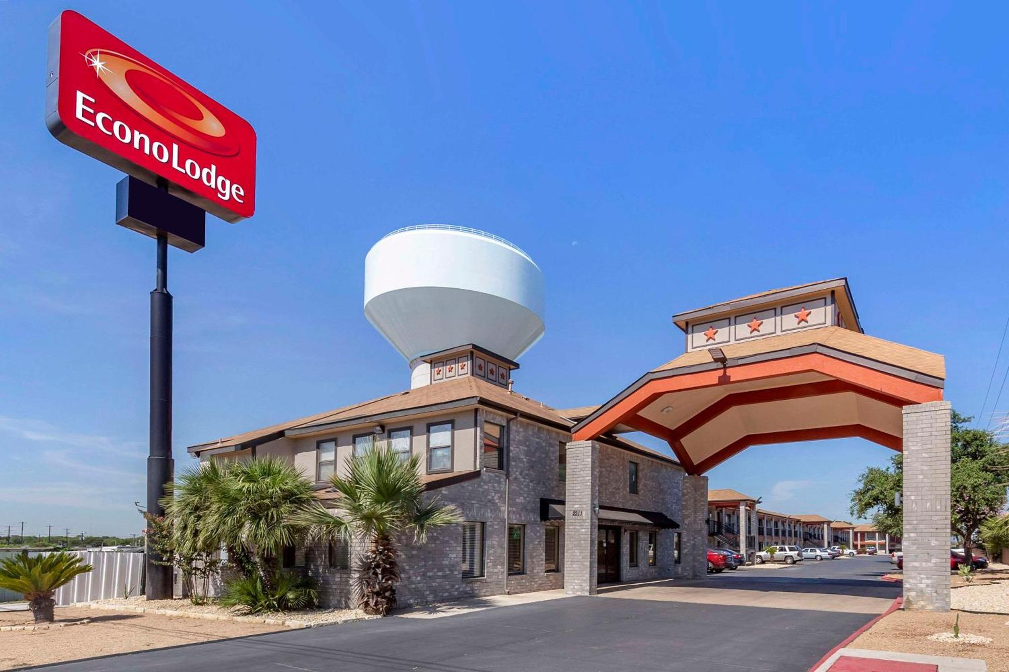 Econo Near Lackland Air Force Base-seaworld