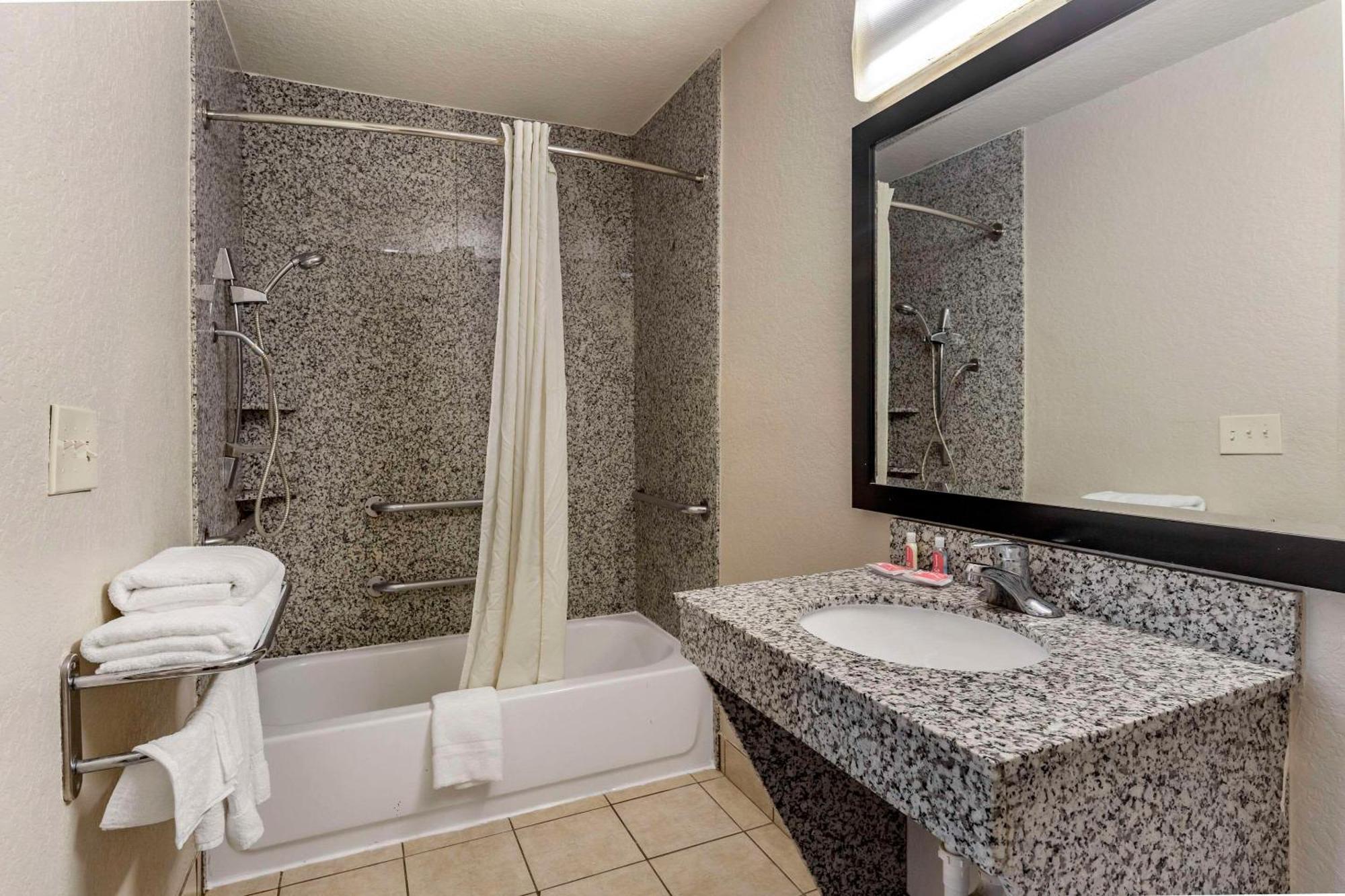 Econo Near Lackland Air Force Base-seaworld 2*