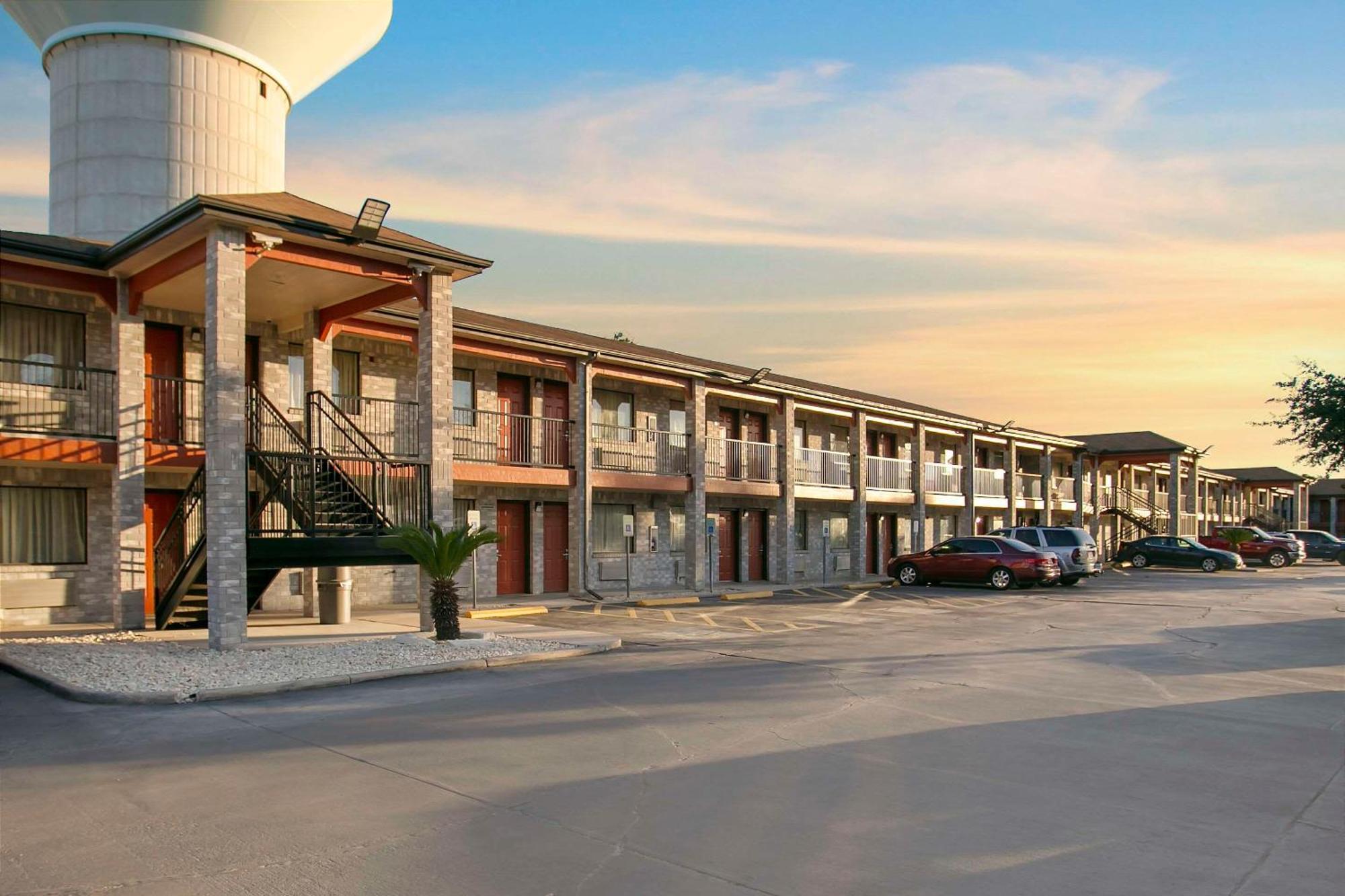Econo Near Lackland Air Force Base-seaworld Hotel