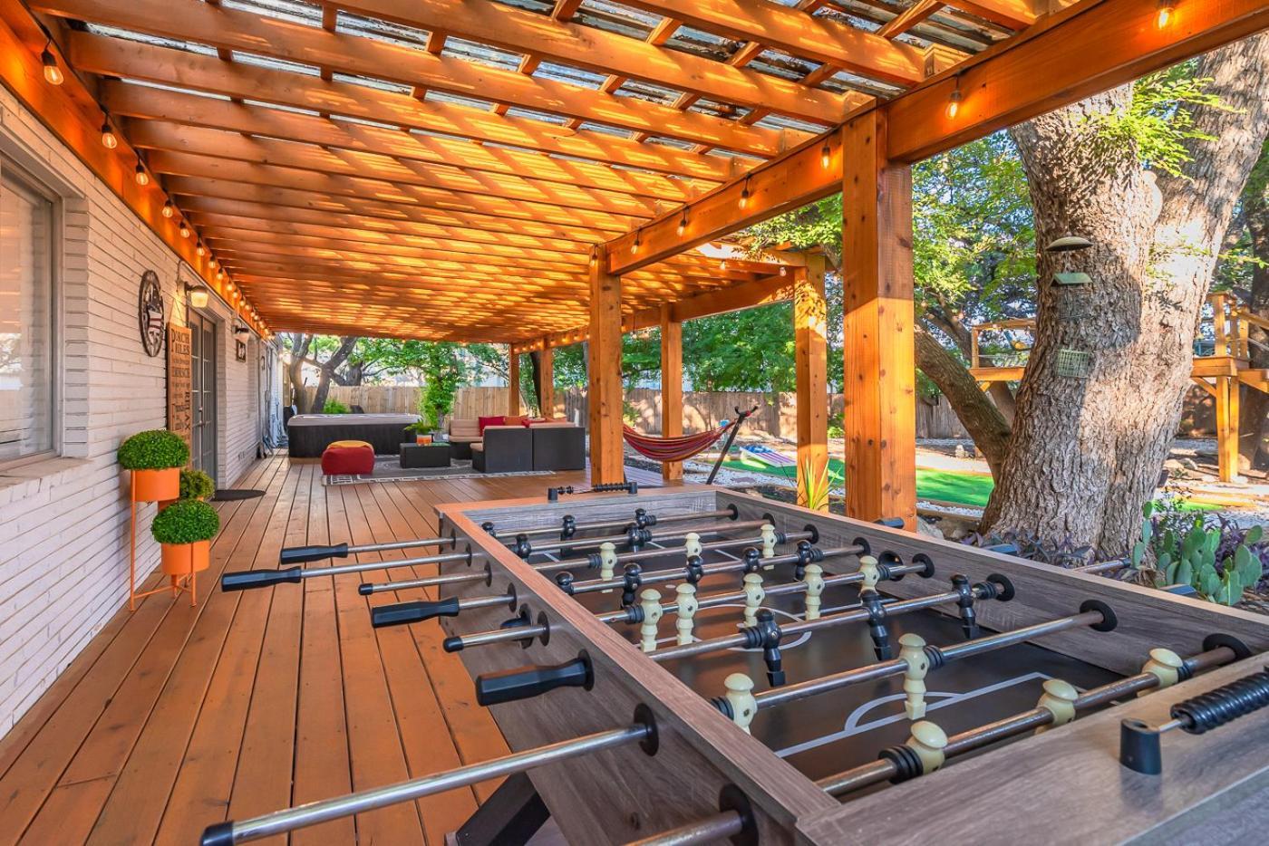 Luxurious With Hot Tub & Tree Deck By 6flags Holiday home *