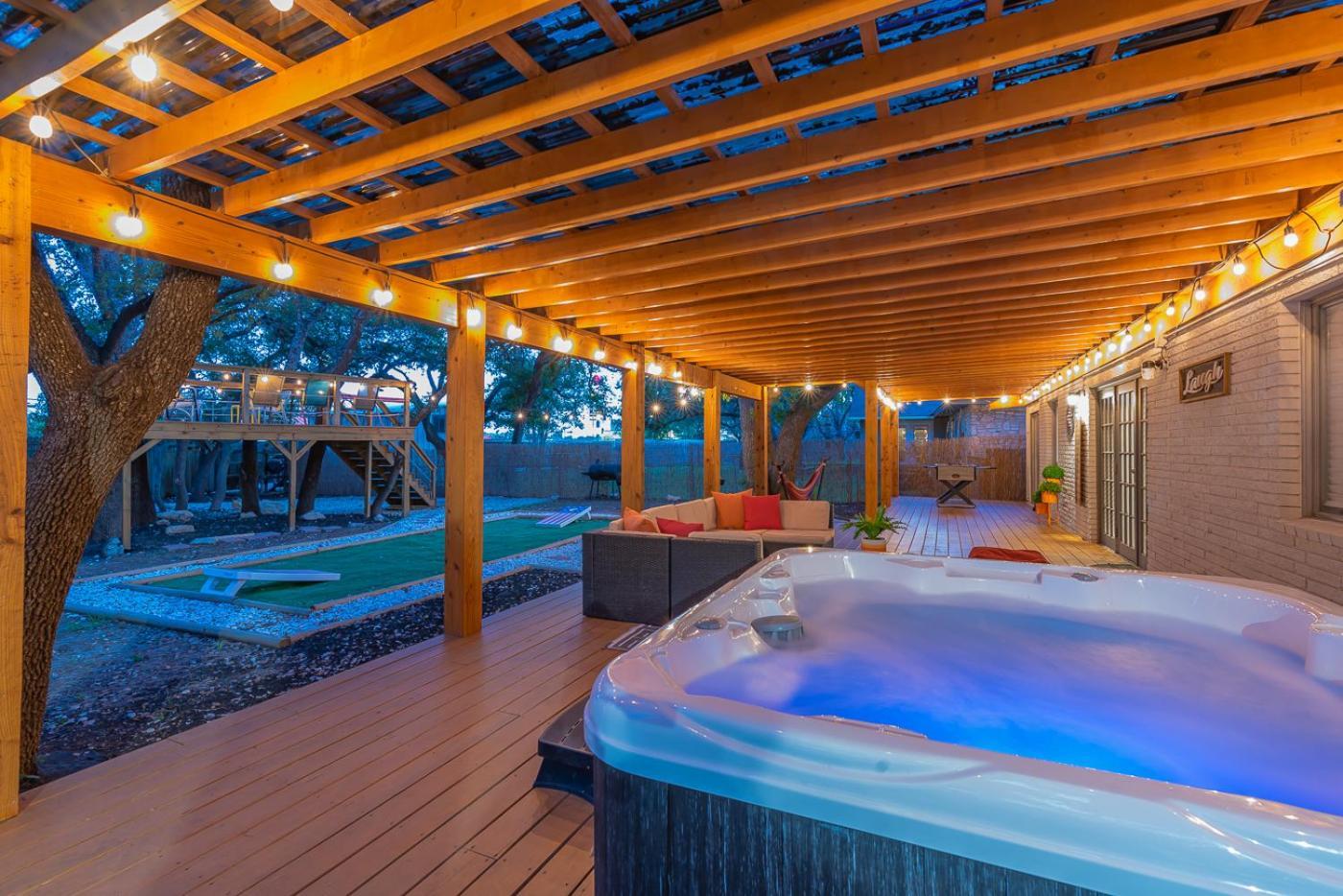 Luxurious With Hot Tub & Tree Deck By 6flags