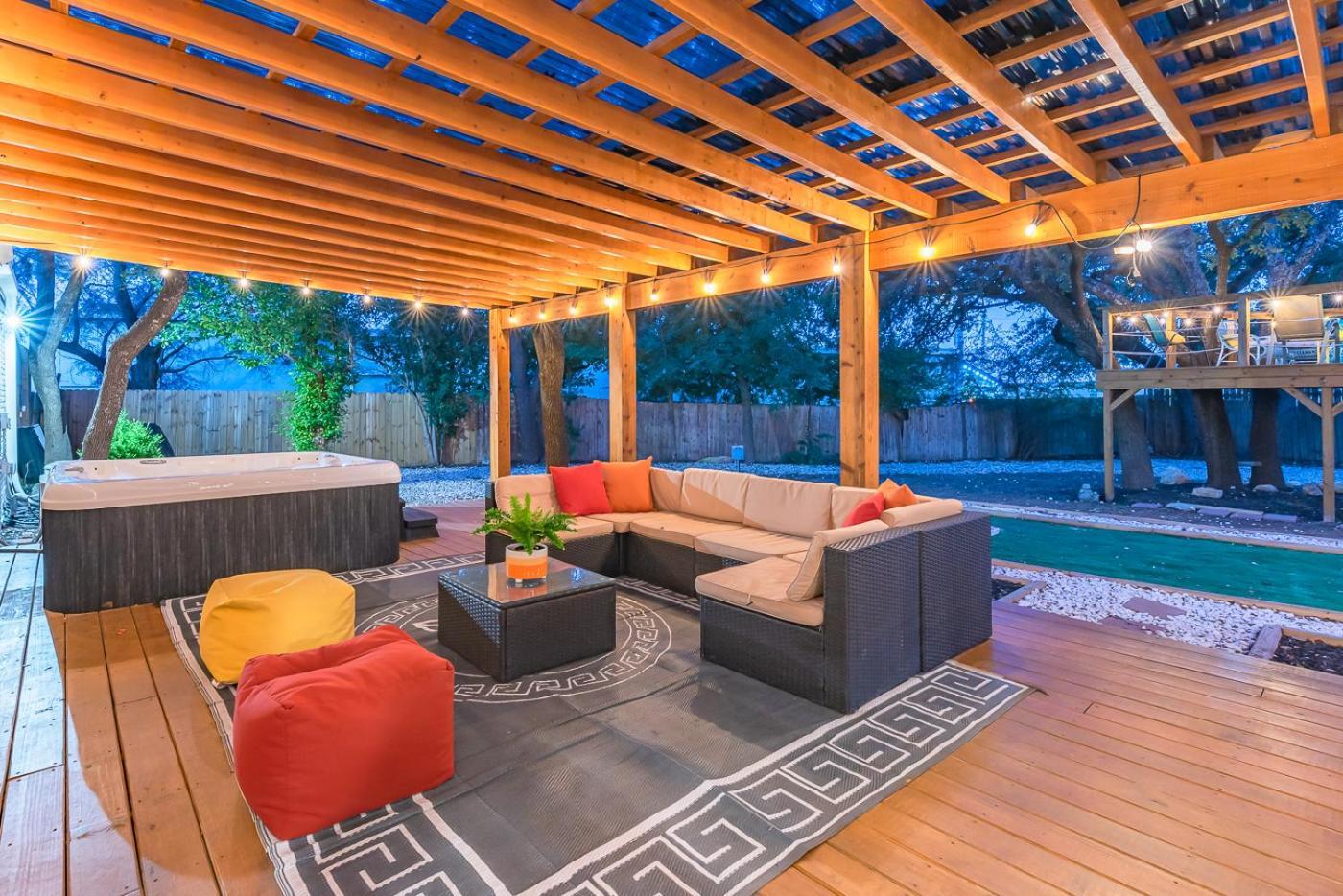 Luxurious With Hot Tub & Tree Deck By 6flags Holiday home