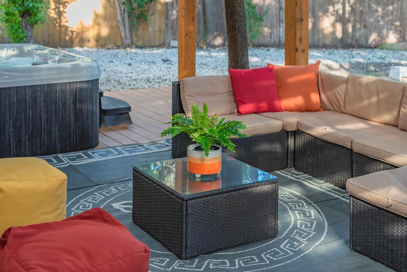 Luxurious With Hot Tub & Tree Deck By 6flags Holiday home