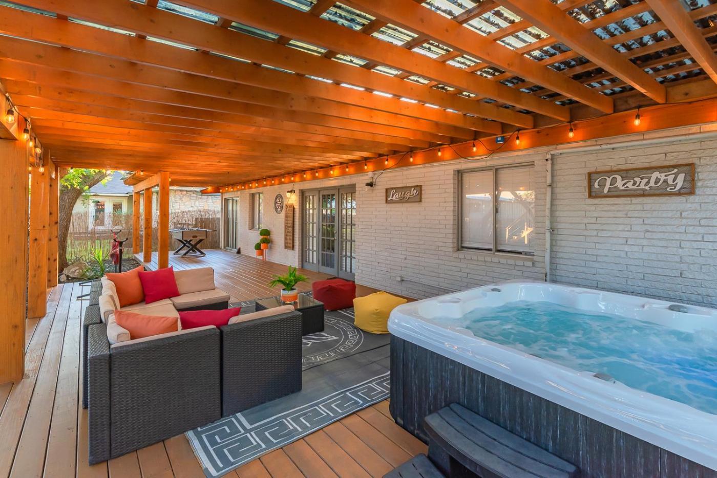 Luxurious With Hot Tub & Tree Deck By 6flags Holiday home *