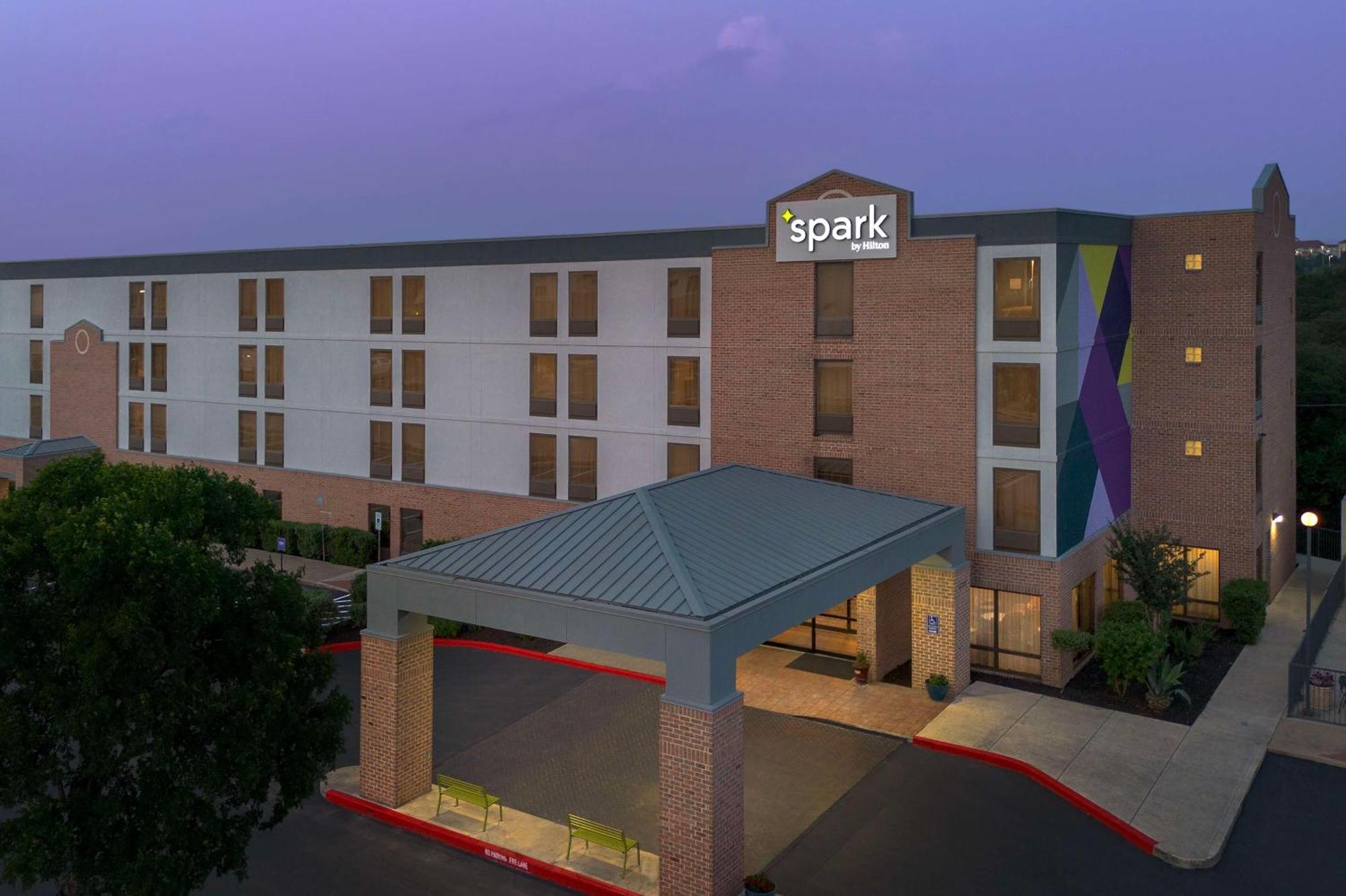 Spark By Hilton Northwest Near Six Flags 3*