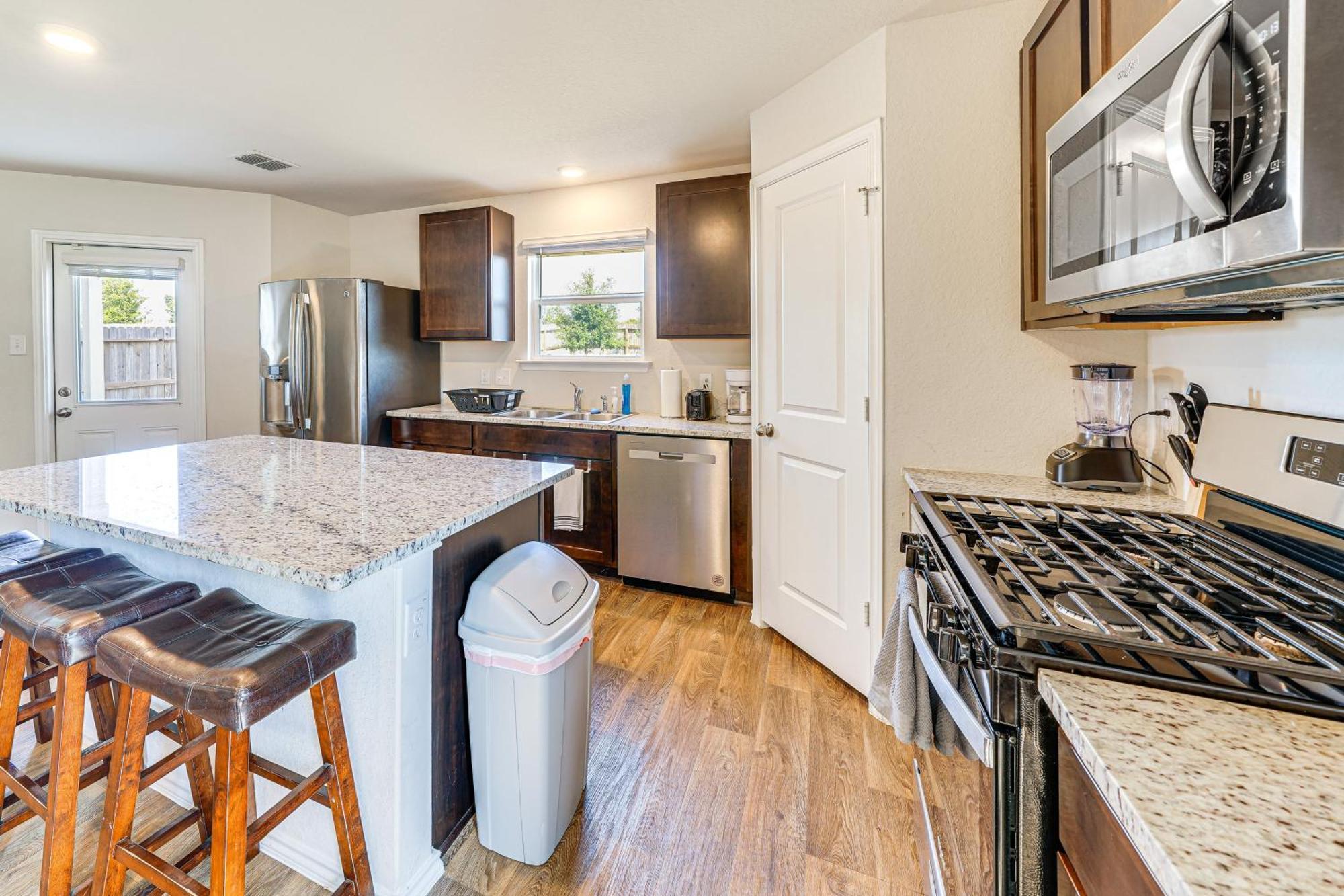 With Pool Access 11 Mi To Seaworld Holiday home