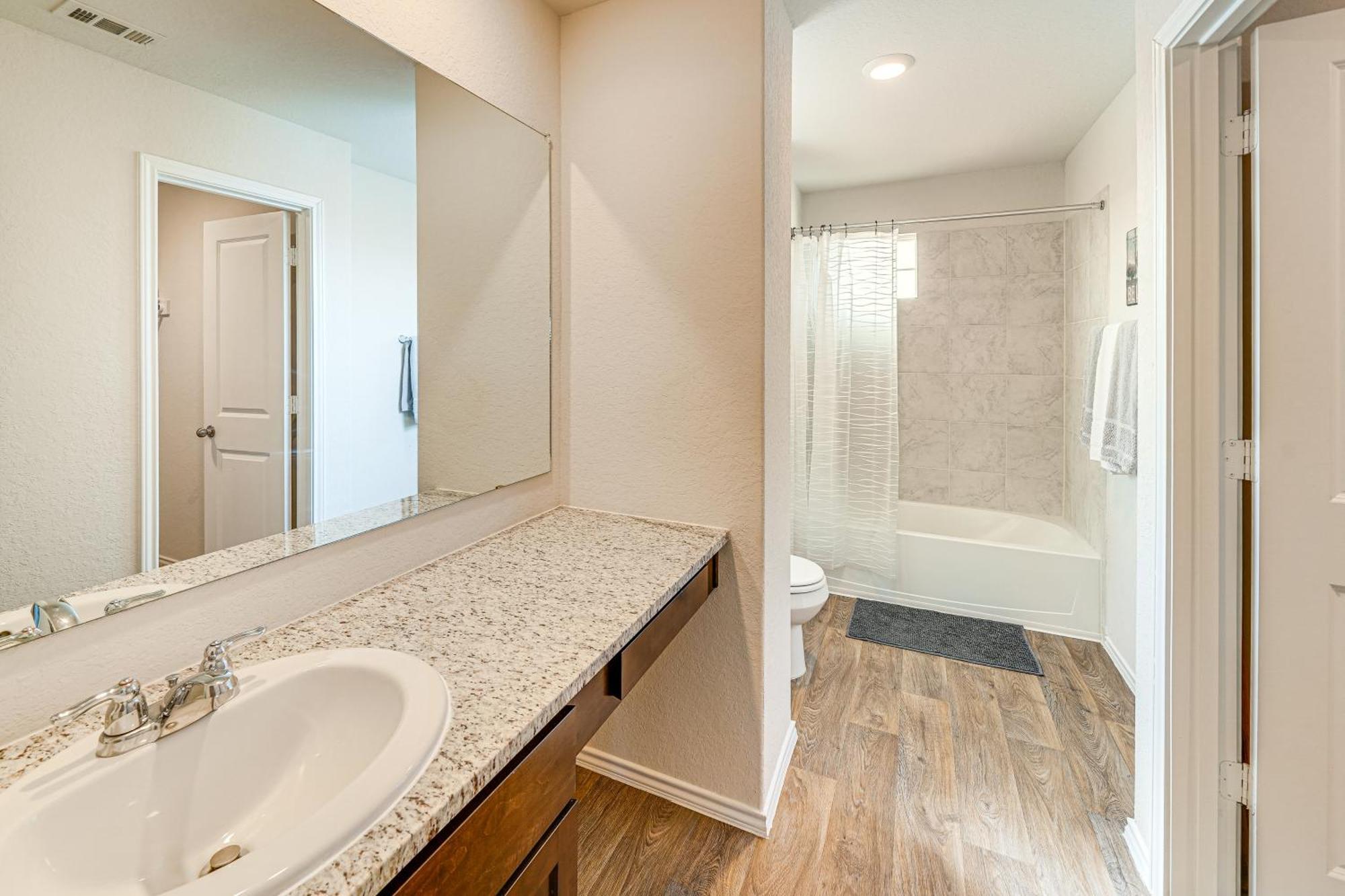 With Pool Access 11 Mi To Seaworld Holiday home *