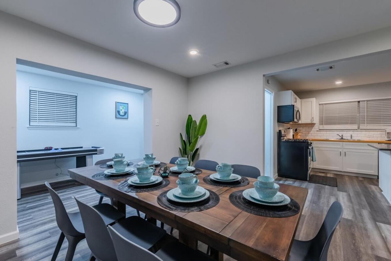 Luxurious With Hot Tub & Tree Deck By 6flags Holiday home San Antonio