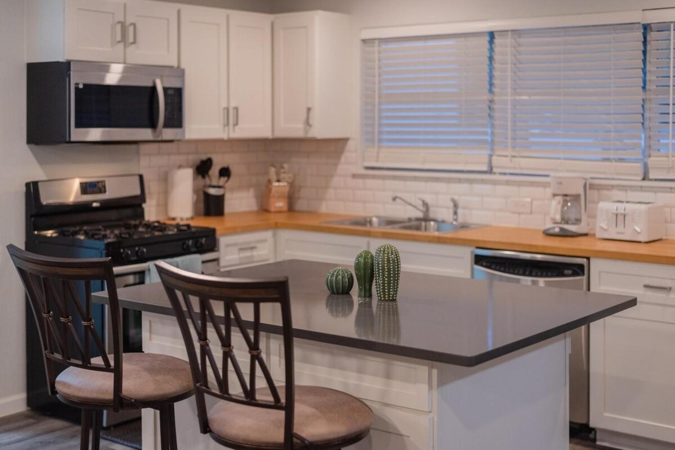 Luxurious With Hot Tub & Tree Deck By 6flags Holiday home *
