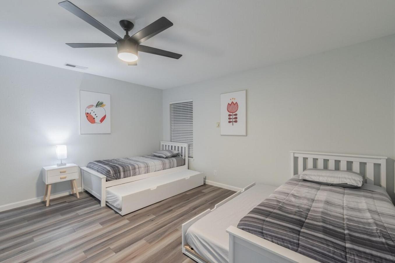Holiday home Luxurious With Hot Tub & Tree Deck By 6flags *