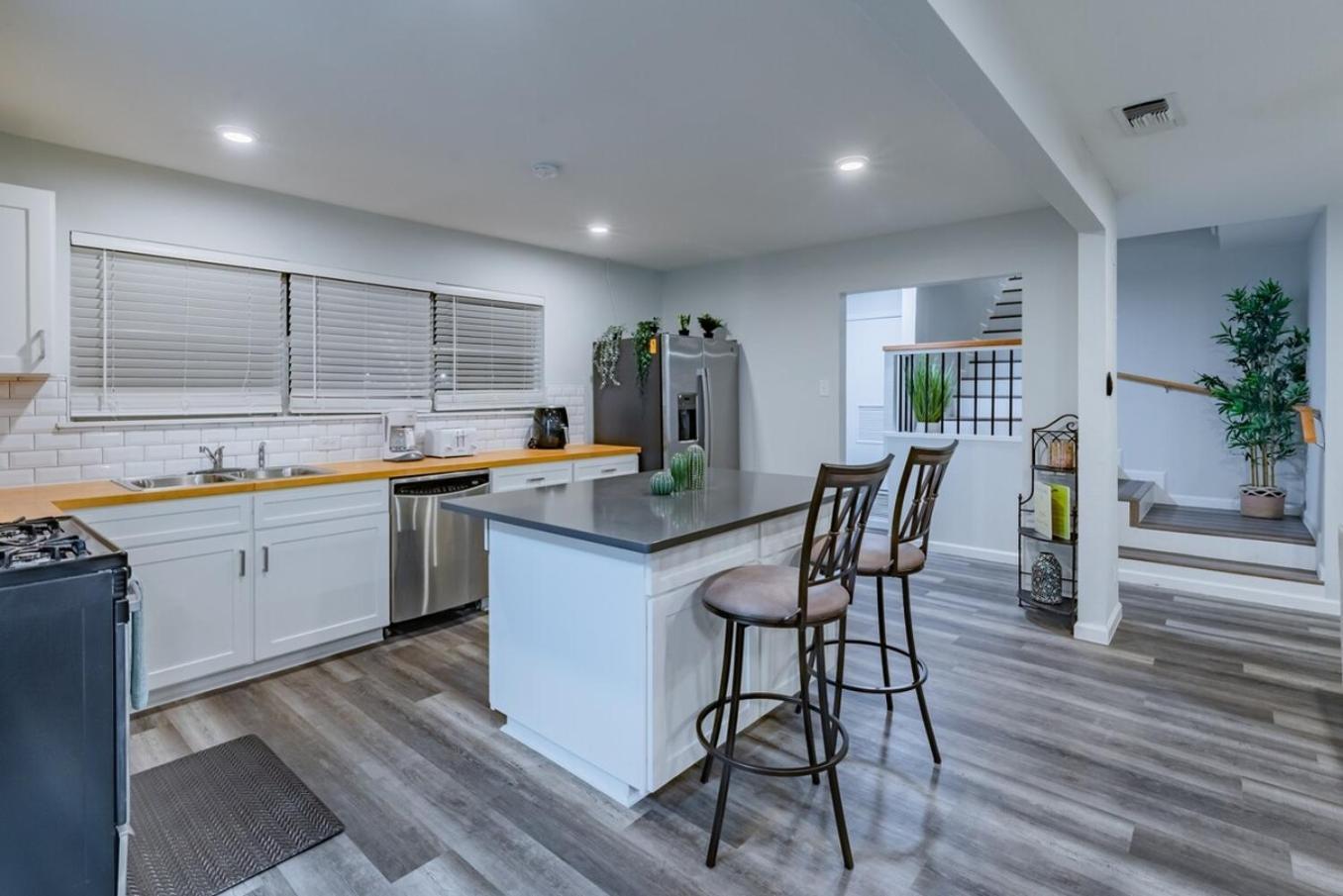 Luxurious With Hot Tub & Tree Deck By 6flags * San Antonio