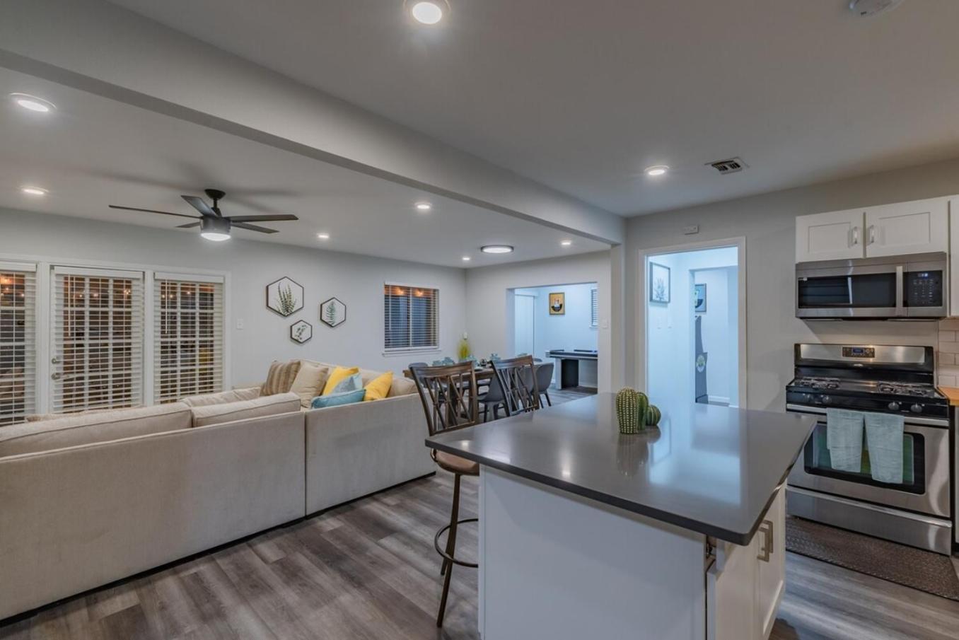 Luxurious With Hot Tub & Tree Deck By 6flags Holiday home *