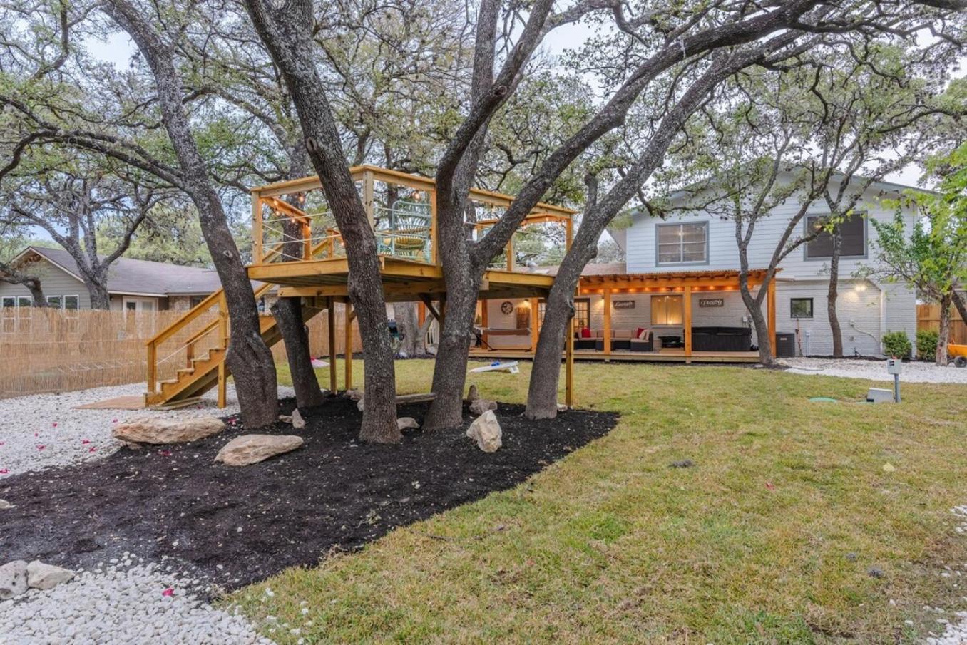 Luxurious With Hot Tub & Tree Deck By 6flags Holiday home San Antonio