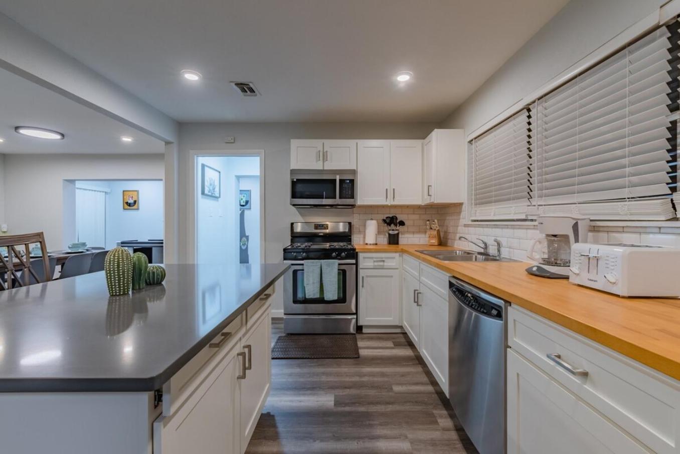 Luxurious With Hot Tub & Tree Deck By 6flags * San Antonio