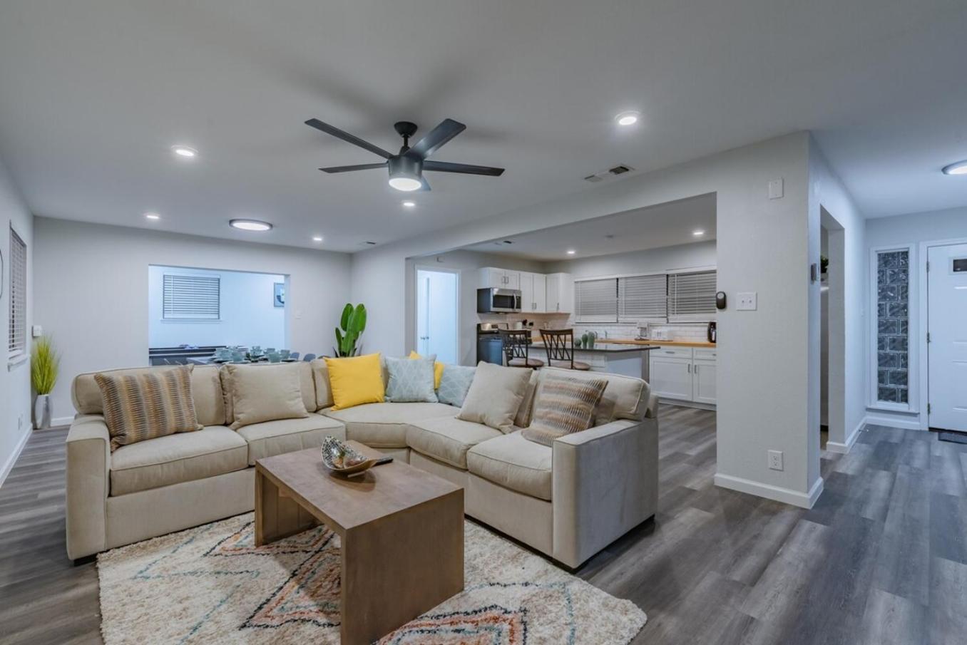Luxurious With Hot Tub & Tree Deck By 6flags